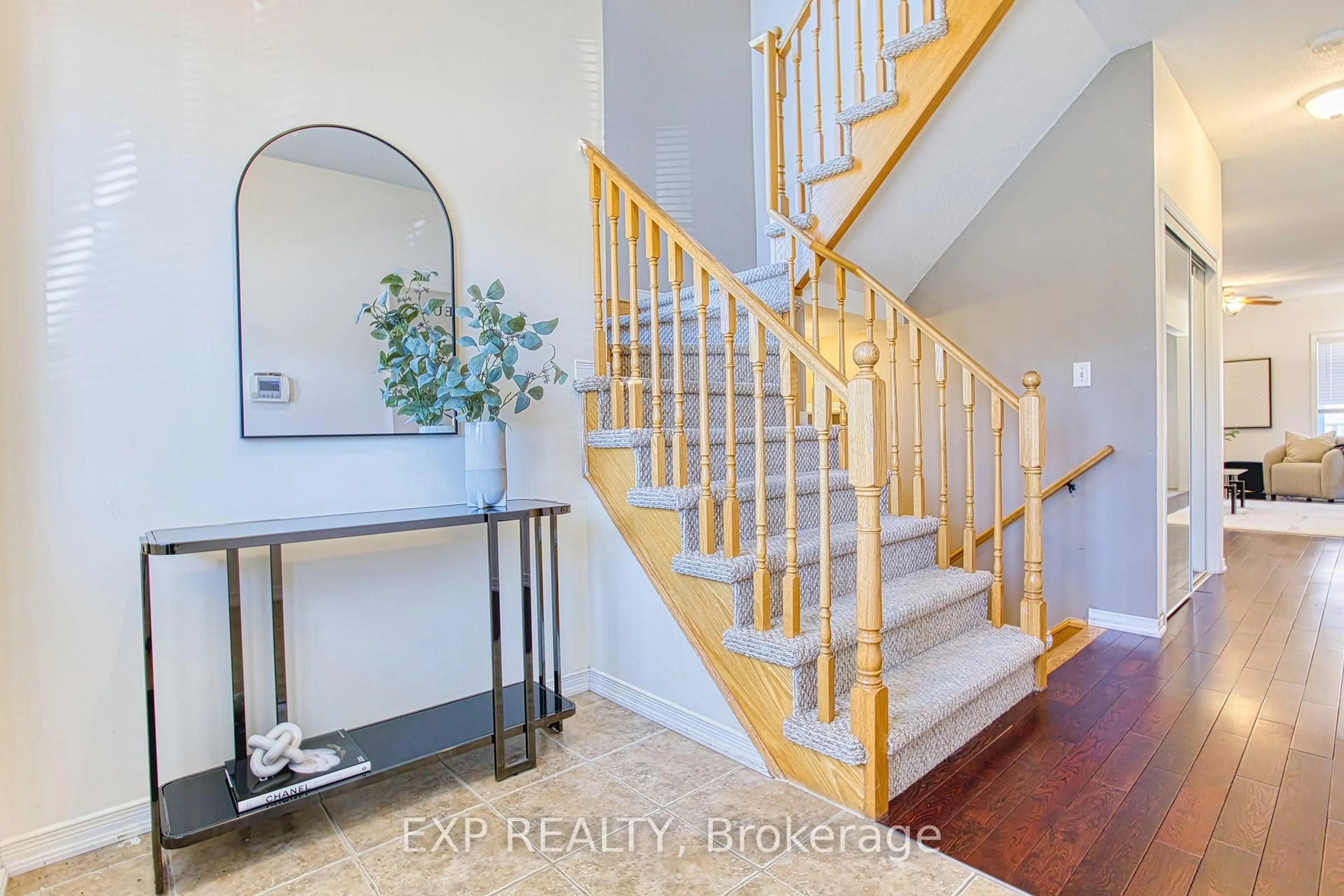 Indoor entryway for 86 Glendarling Cres, Hamilton Ontario L8E 0B1