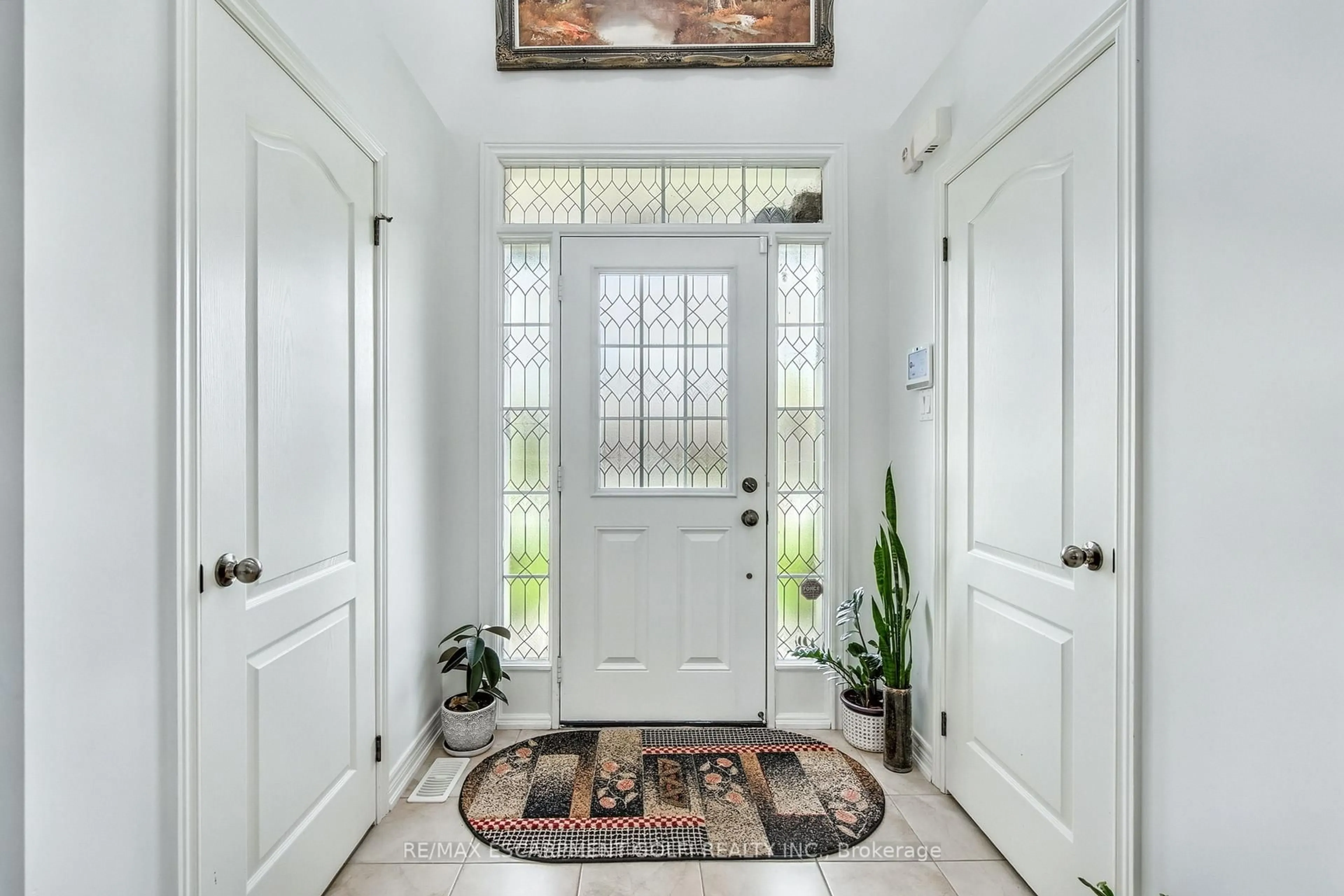 Indoor entryway for 8760 Milomir St, Niagara Falls Ontario L2H 0C6