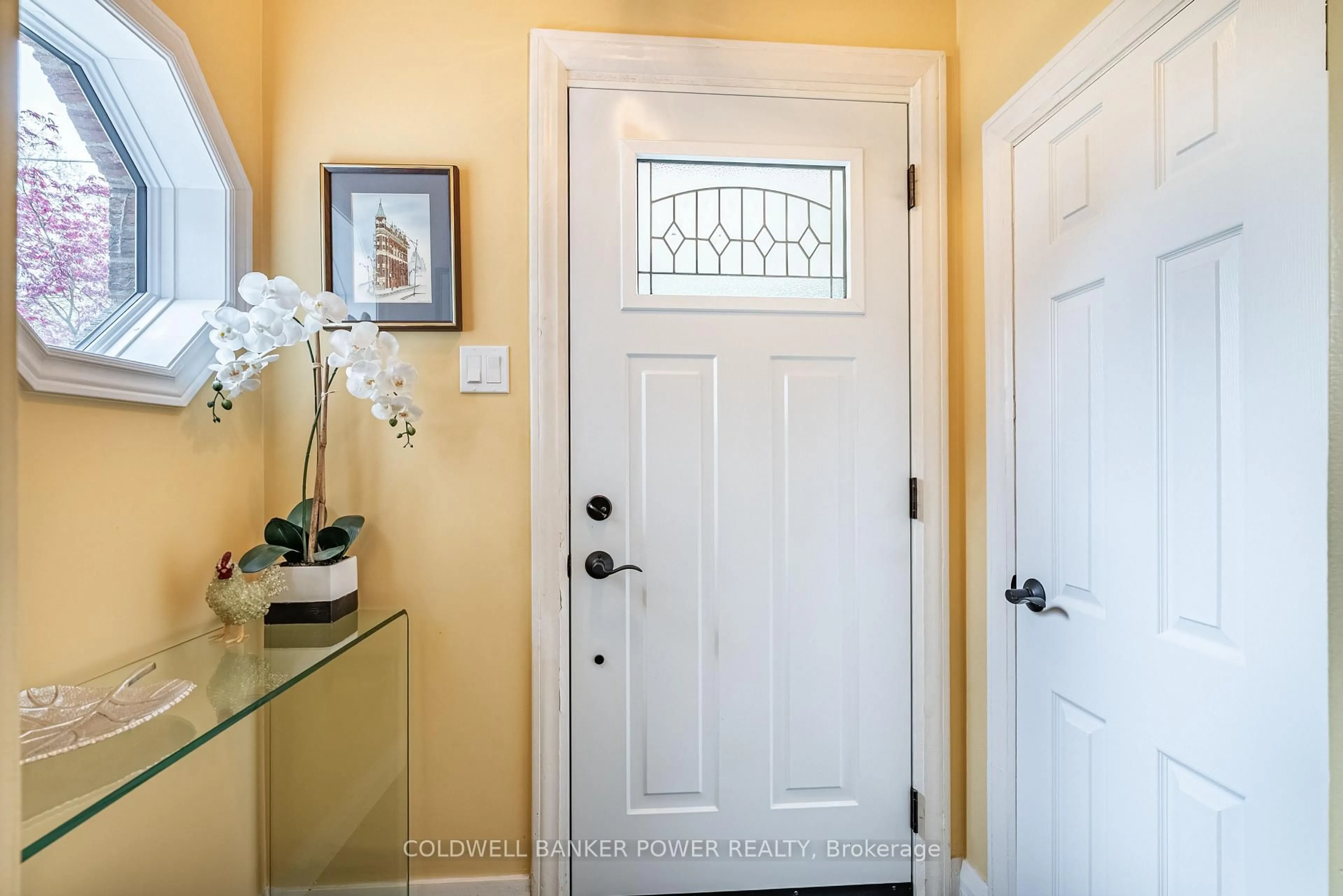 Indoor entryway for 622 ST JAMES St, London East Ontario N5Y 3P8