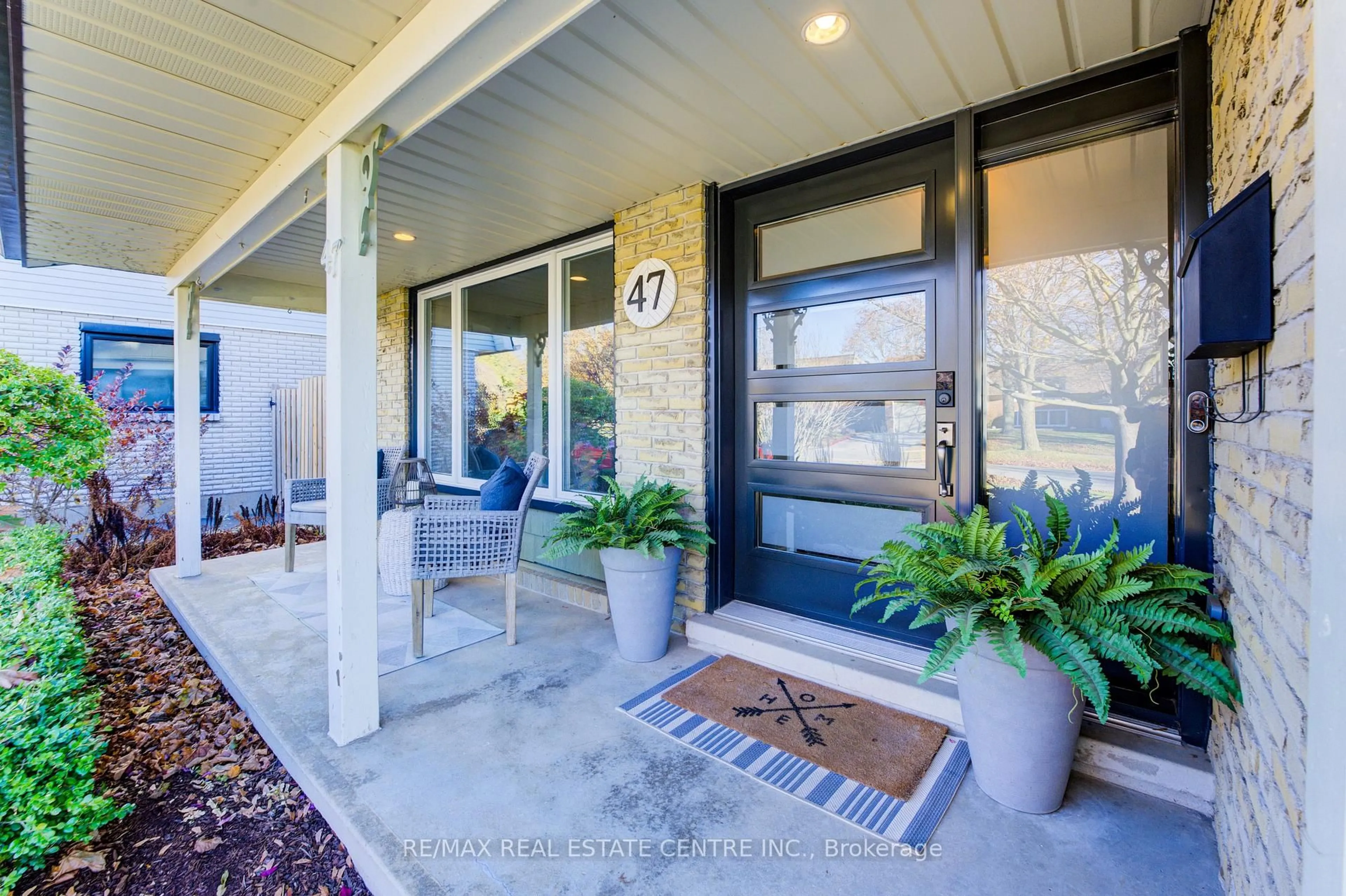 Indoor entryway for 47 Manor Dr, Kitchener Ontario N2A 2T9
