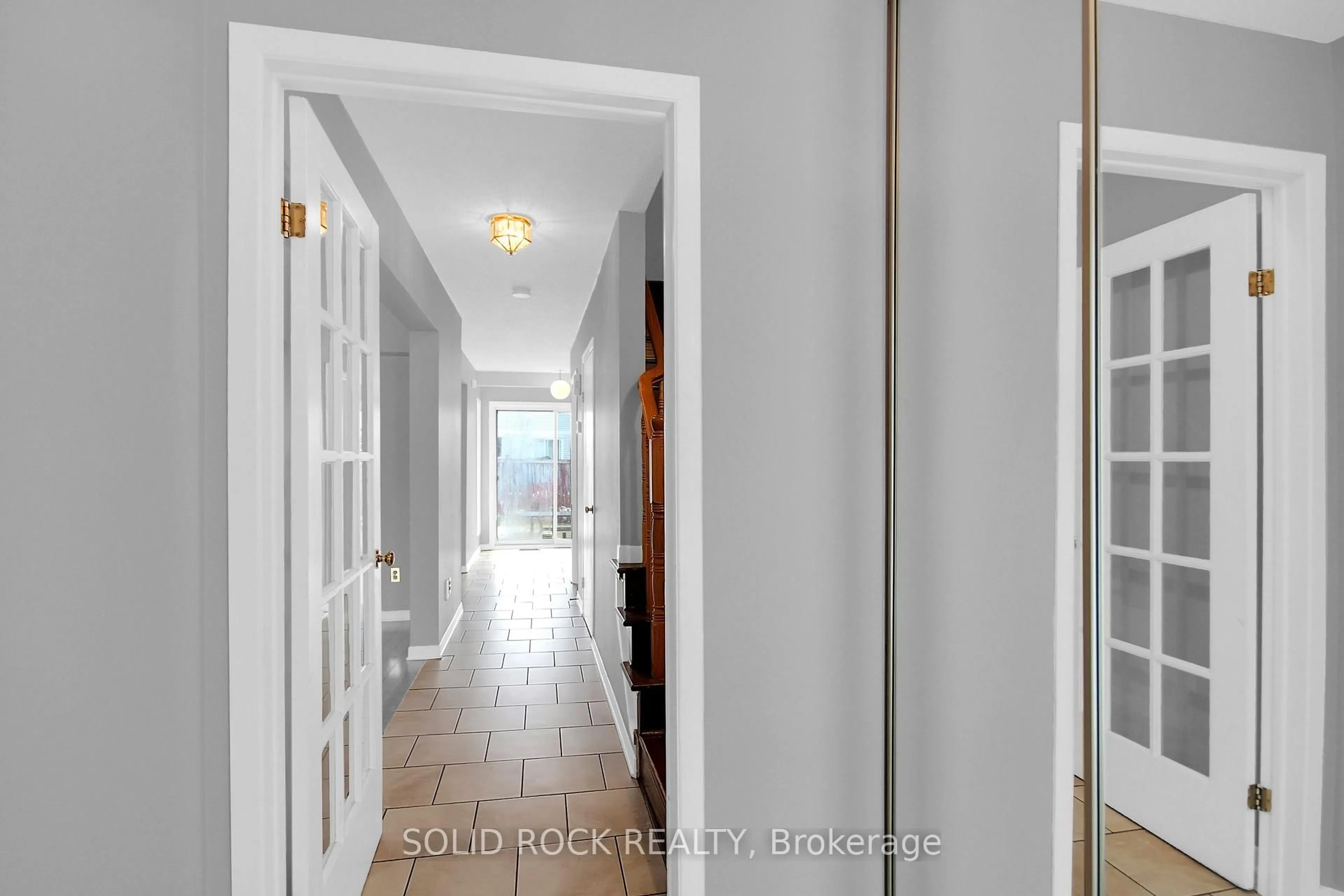 Indoor entryway for 12 NOTMAN Way, Ottawa Ontario K1G 4P6
