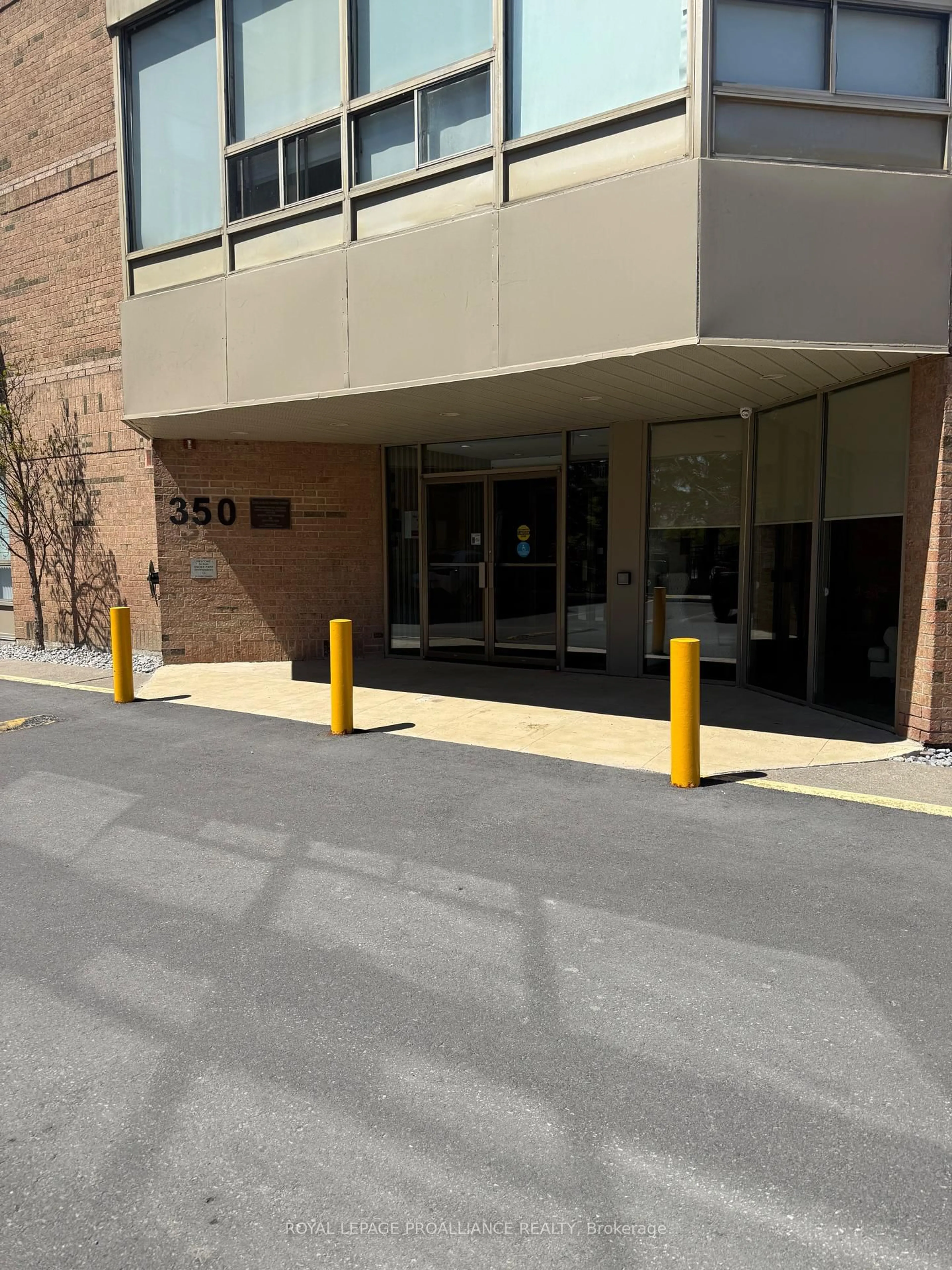 Indoor foyer for 350 Front St #405, Belleville Ontario K8N 5M5