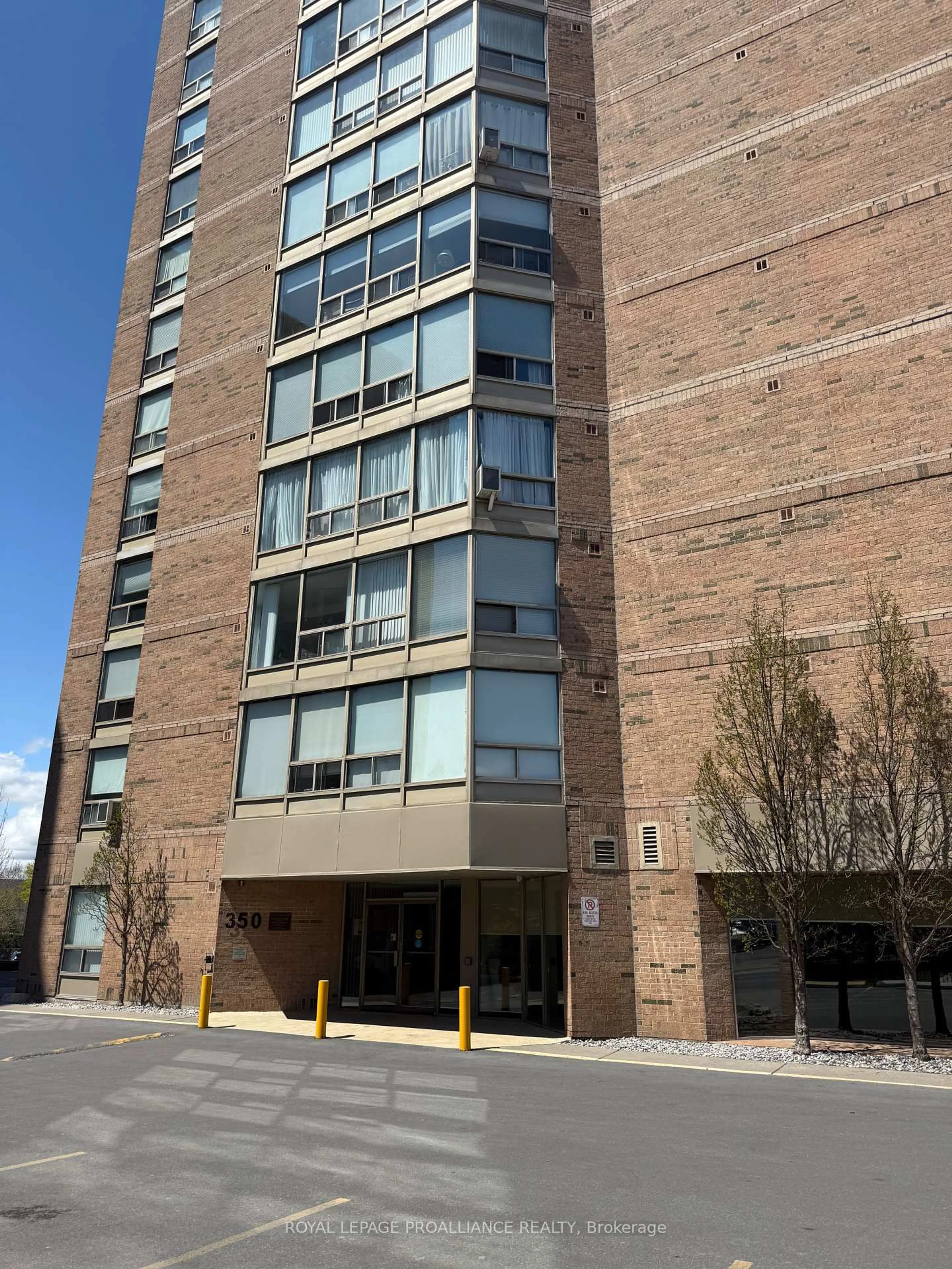 Indoor foyer for 350 Front St #405, Belleville Ontario K8N 5M5