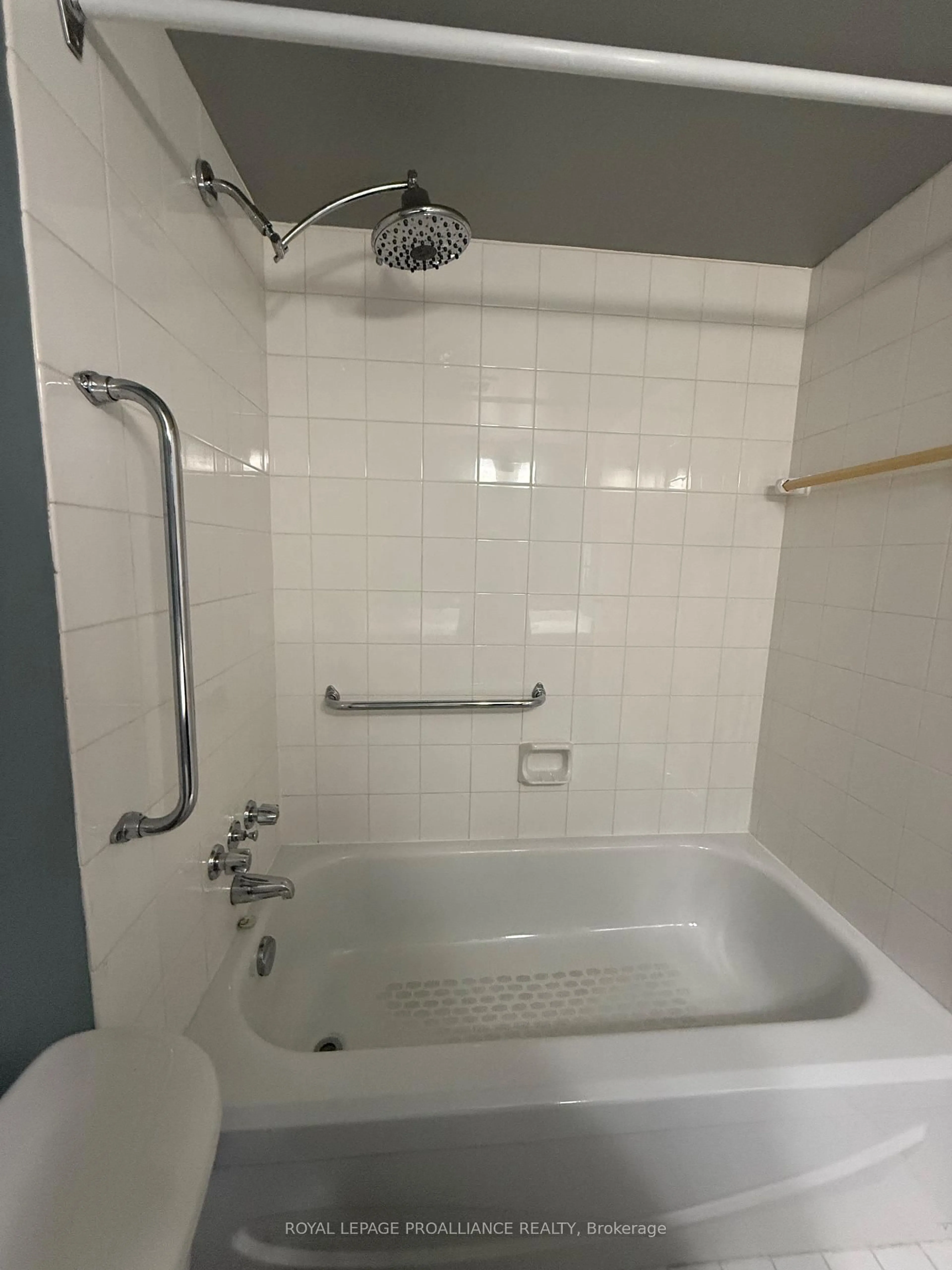 Standard bathroom, ceramic/tile floor for 350 Front St #405, Belleville Ontario K8N 5M5