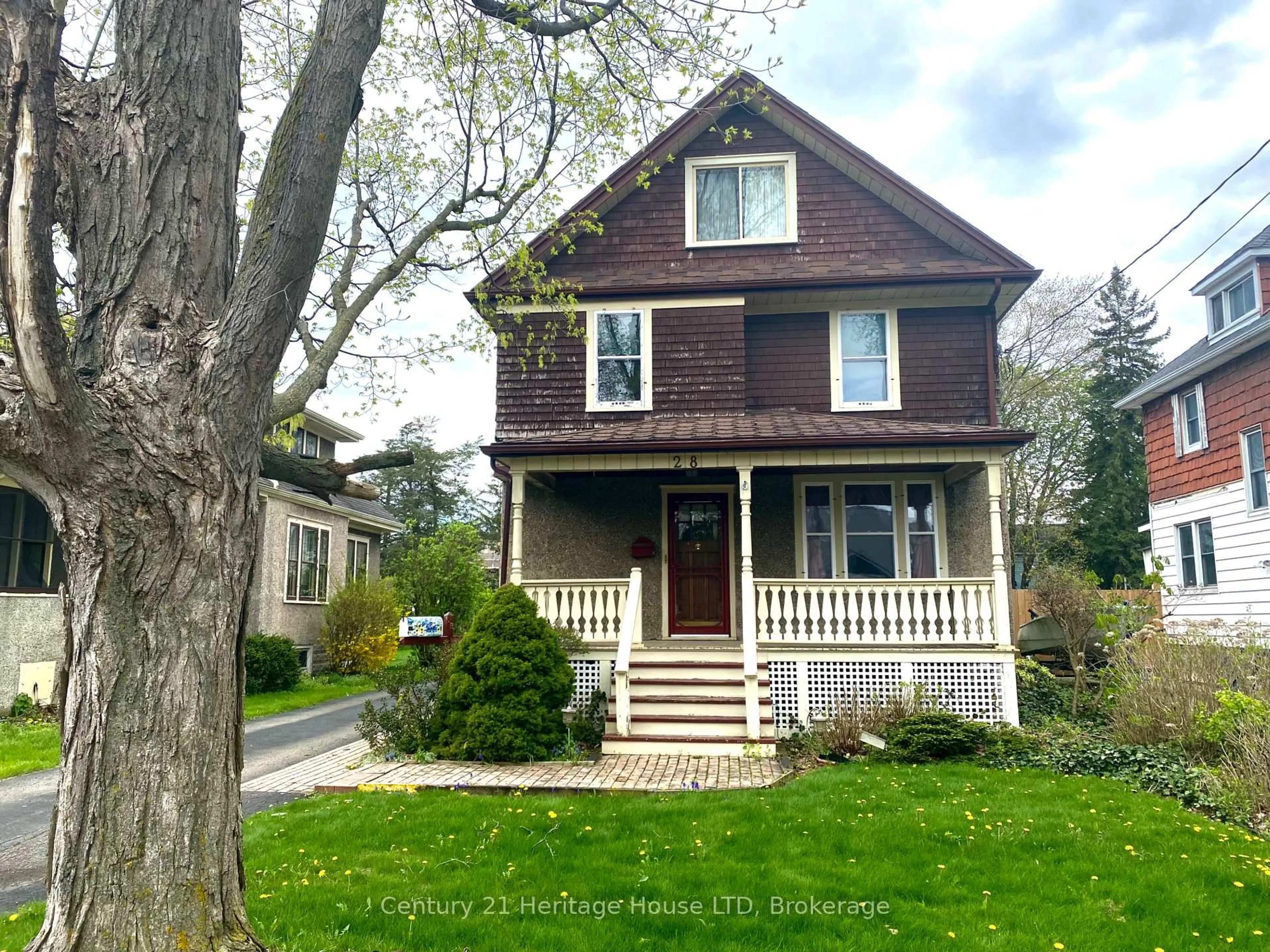 Home with vinyl exterior material, street for 28 Erie St, Port Colborne Ontario L3K 4L7