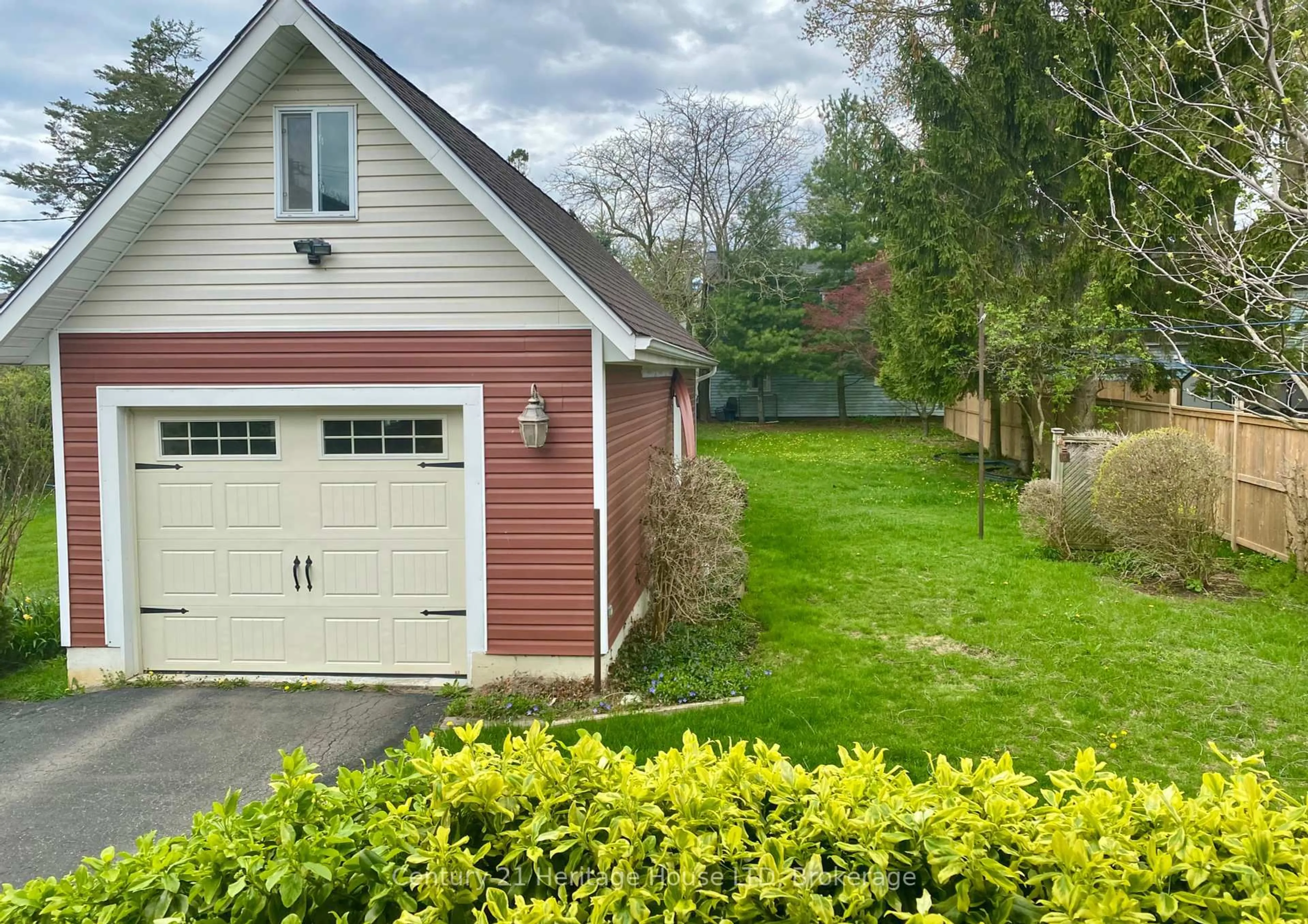 A pic from outside/outdoor area/front of a property/back of a property/a pic from drone, street for 28 Erie St, Port Colborne Ontario L3K 4L7