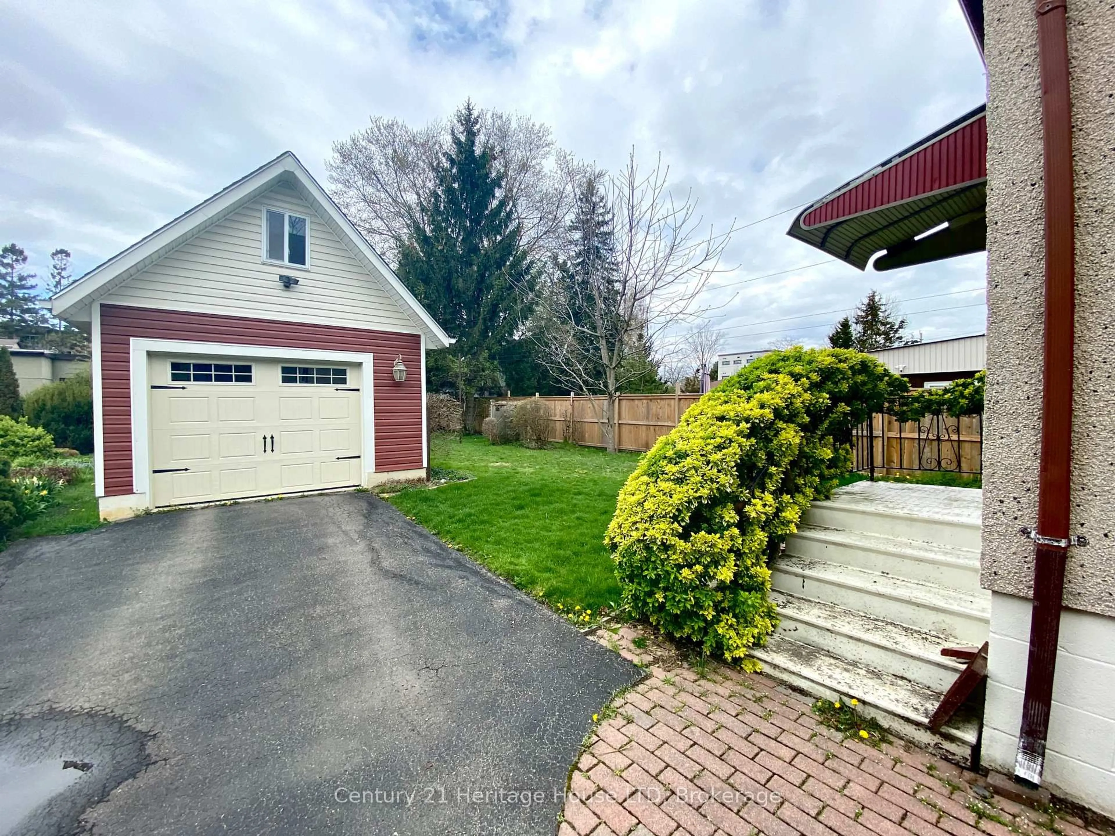 A pic from outside/outdoor area/front of a property/back of a property/a pic from drone, street for 28 Erie St, Port Colborne Ontario L3K 4L7