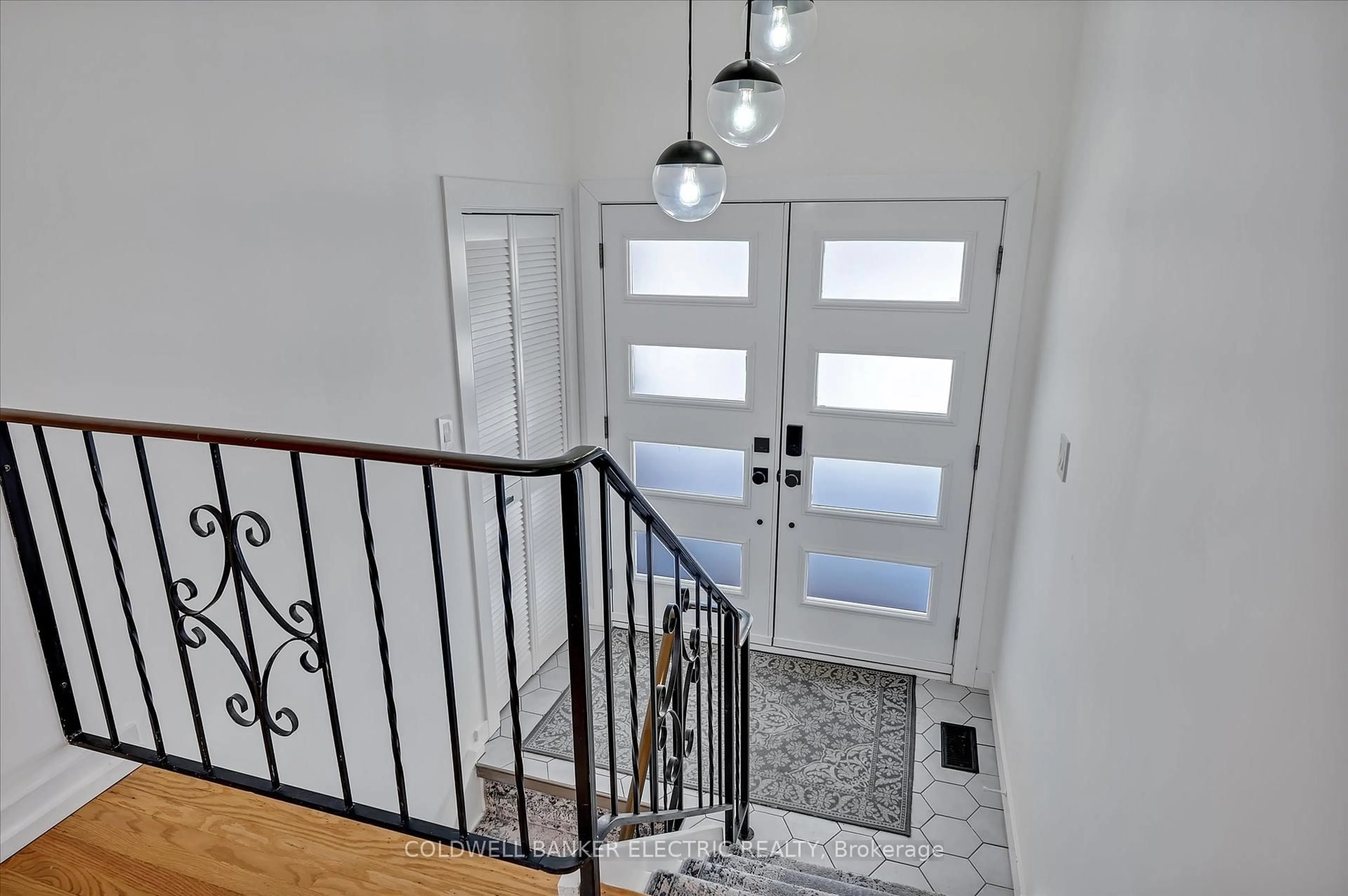 Indoor entryway for 973 Afton Rd, Peterborough West Ontario K9J 7K3