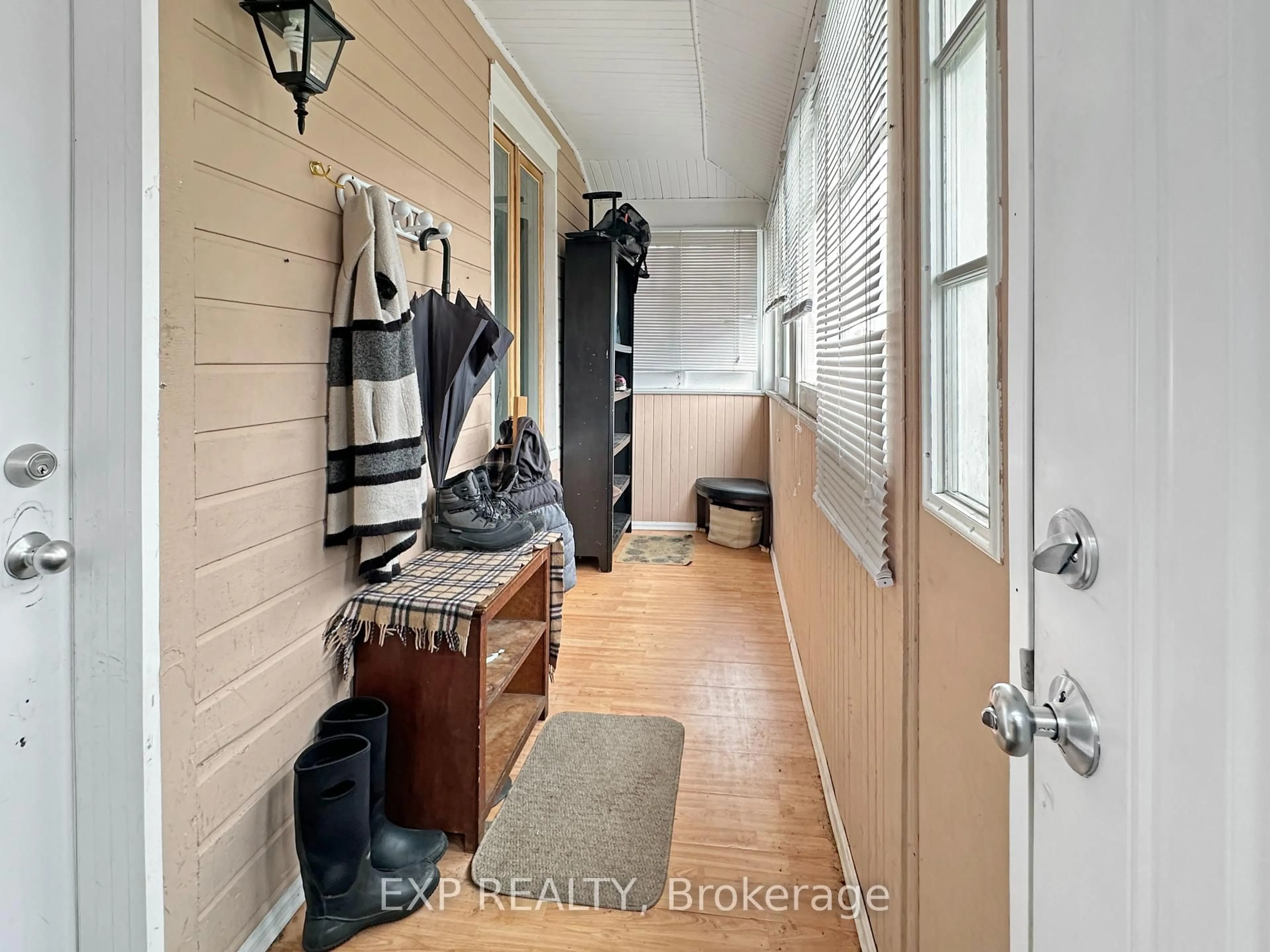 Indoor entryway for 107 Third St, Cornwall Ontario K6J 2N9