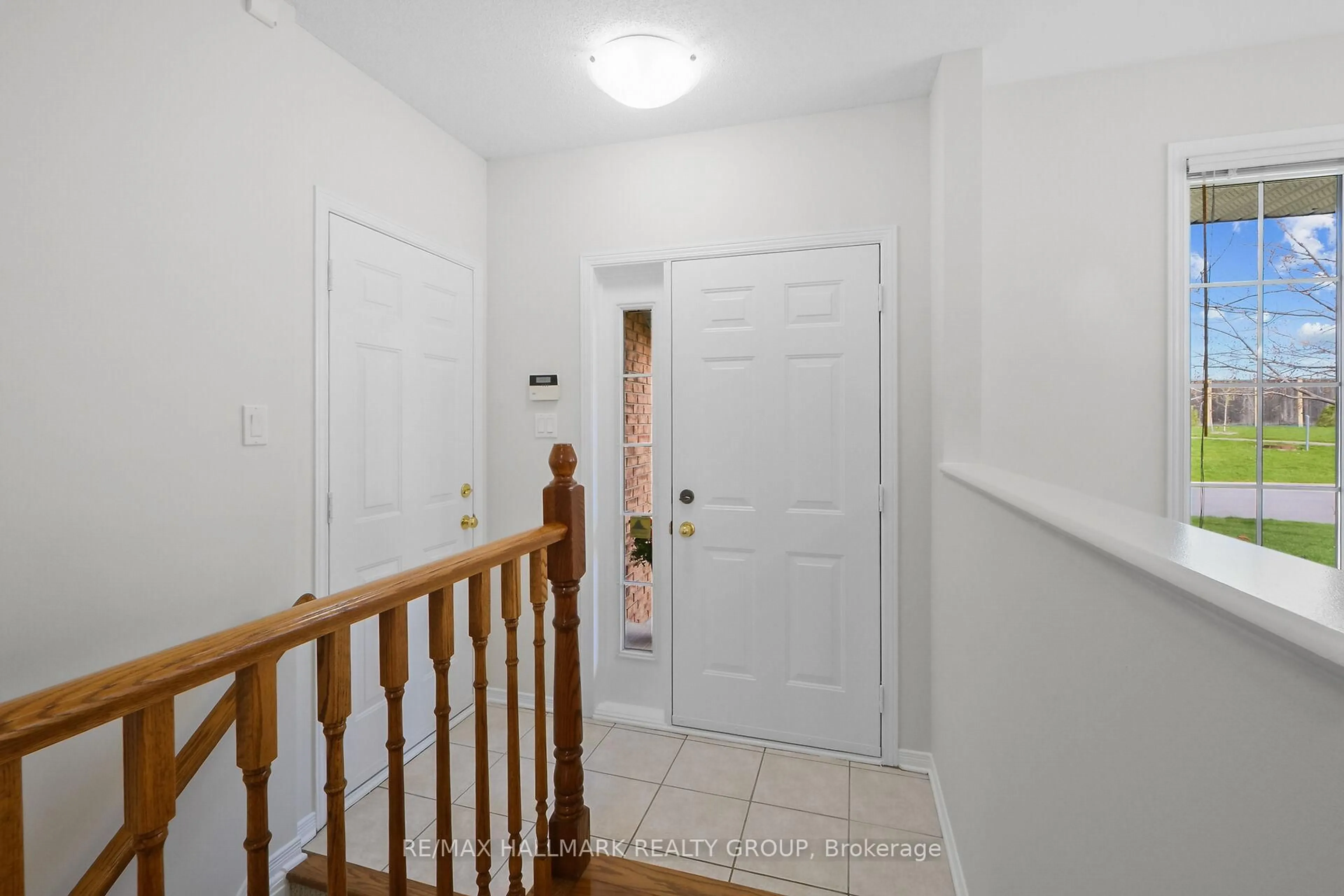 Indoor entryway for 126 Grandpark Circ, Ottawa Ontario K1G 6R5