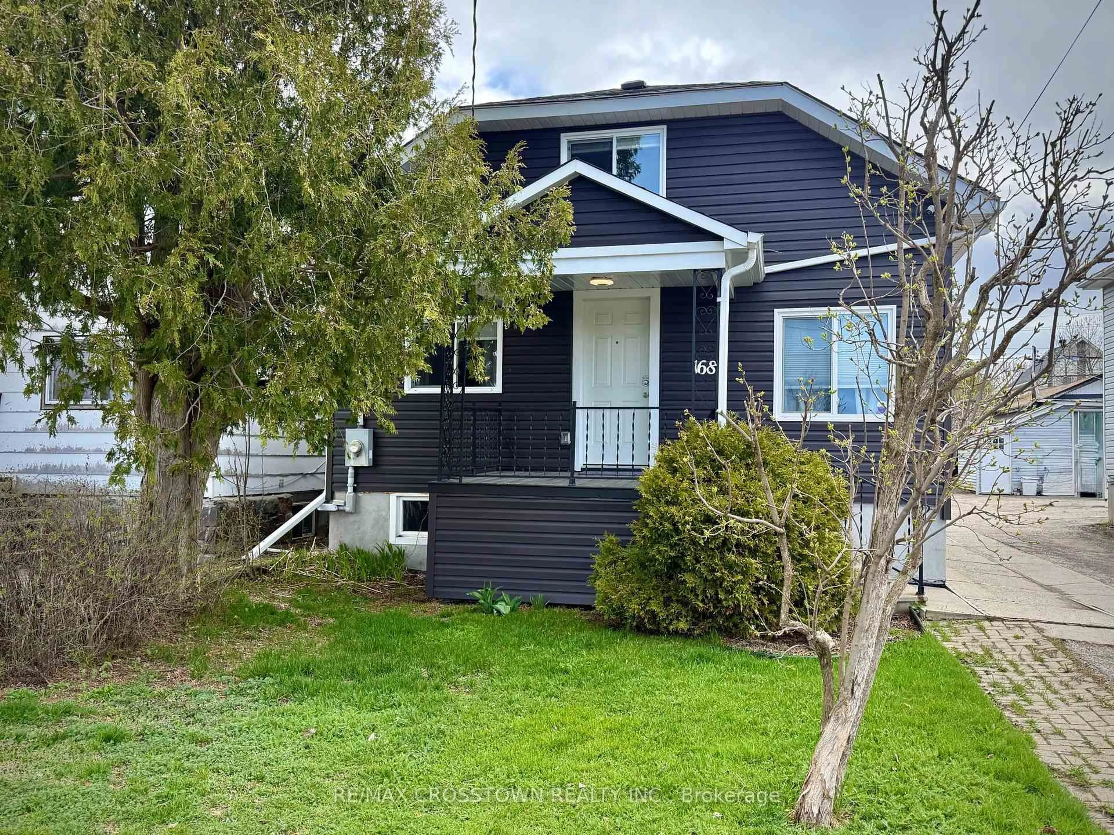 Home with vinyl exterior material, street for 168 Victoria St, North Bay Ontario P1B 1P4