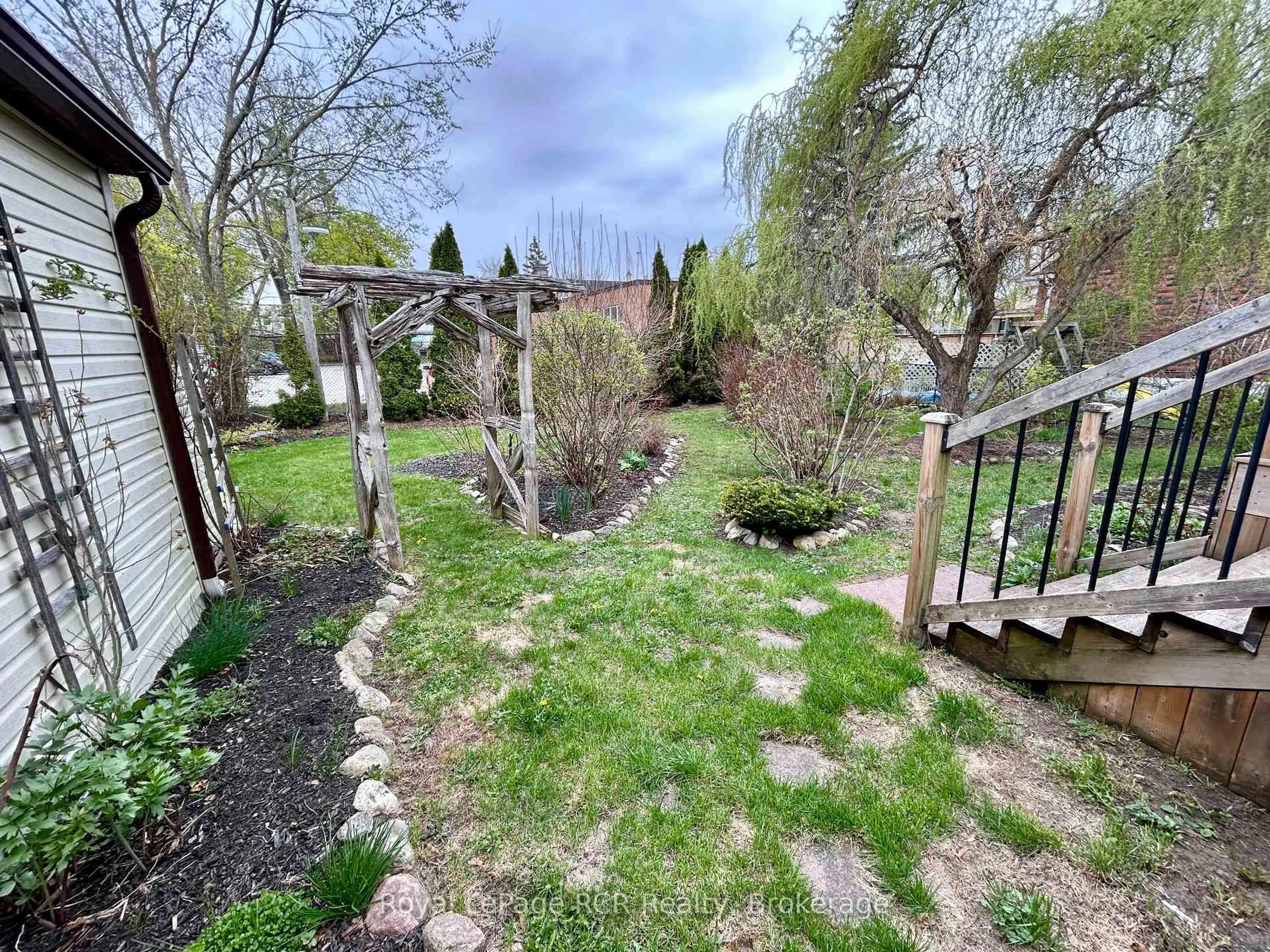 A pic from outside/outdoor area/front of a property/back of a property/a pic from drone, unknown for 311 12th St, Hanover Ontario N4N 1V5