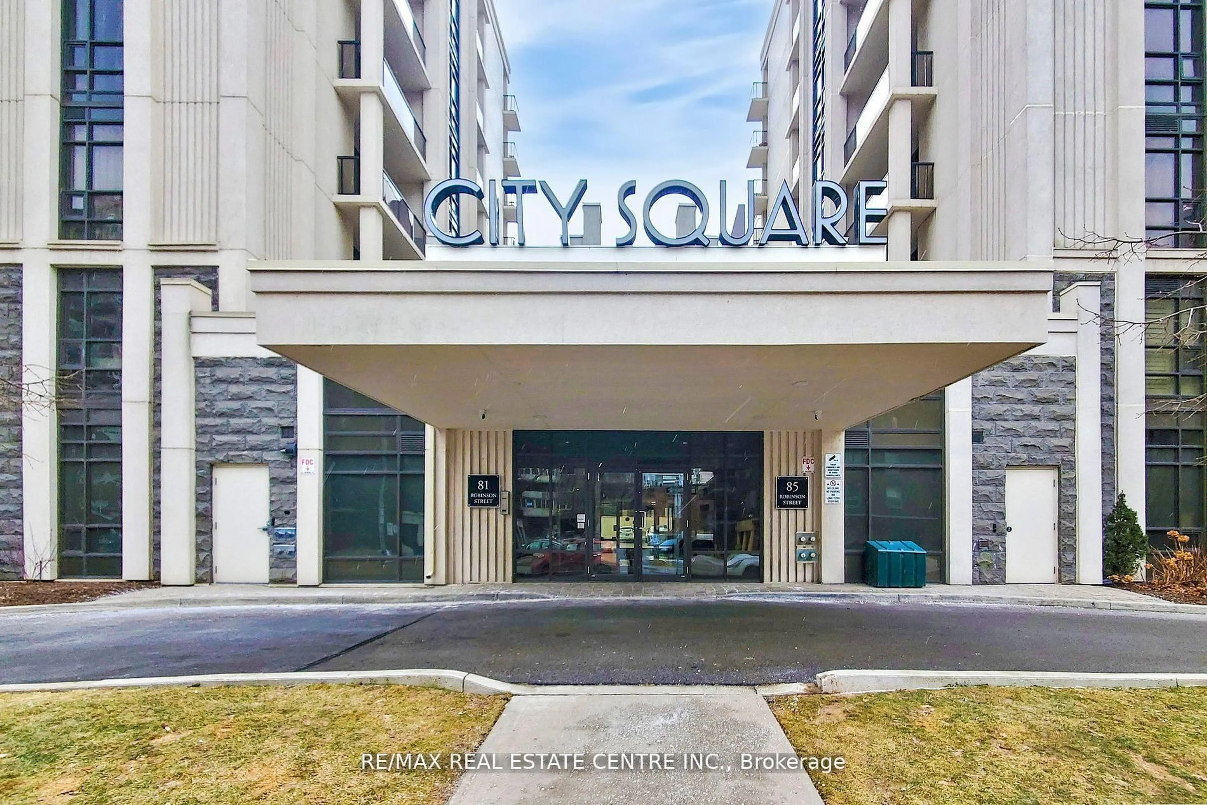 Indoor foyer for 81 Robinson St #305, Hamilton Ontario L8P 0C2