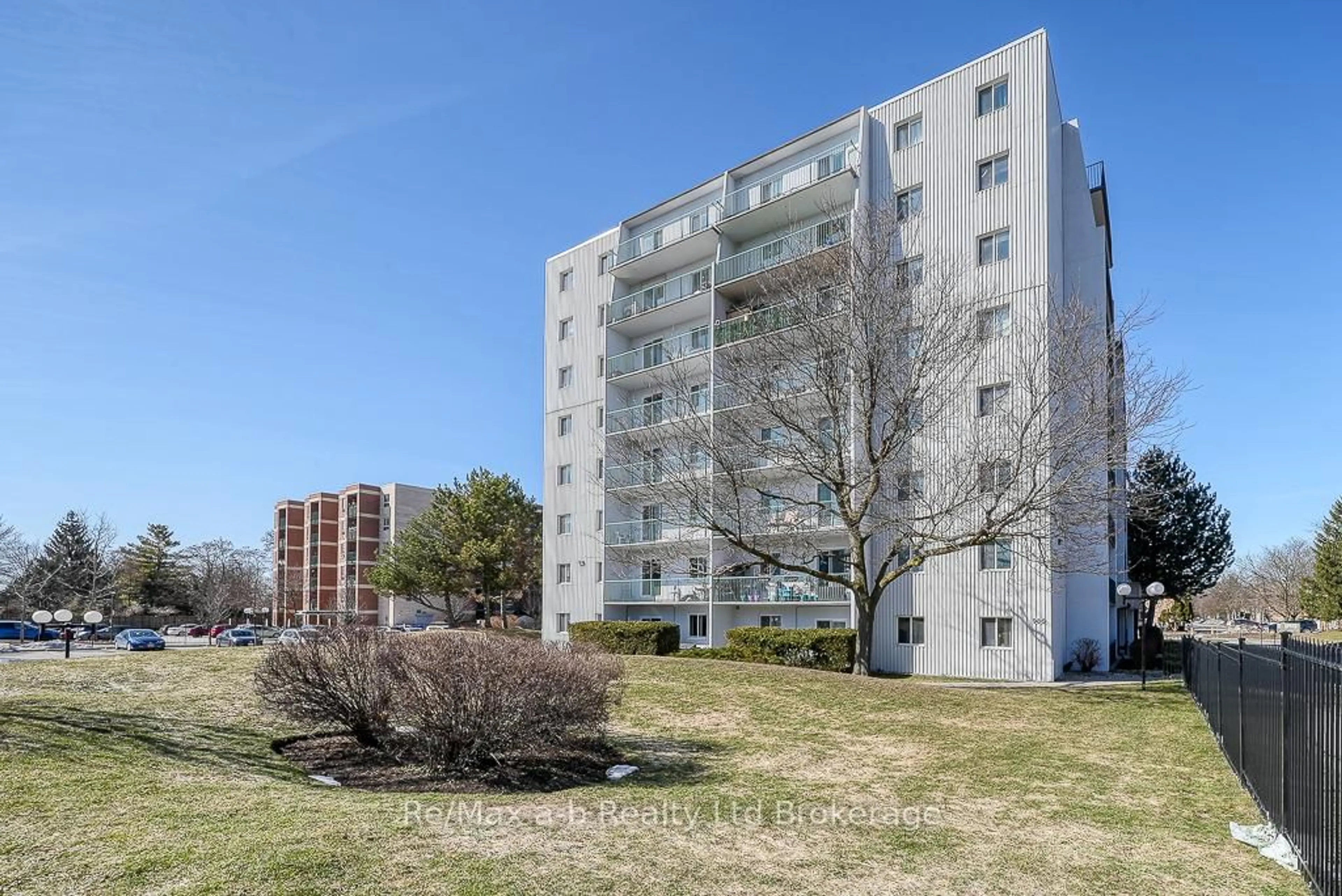A pic from outside/outdoor area/front of a property/back of a property/a pic from drone, unknown for 986 Huron St #809, London East Ontario N5Y 5E4