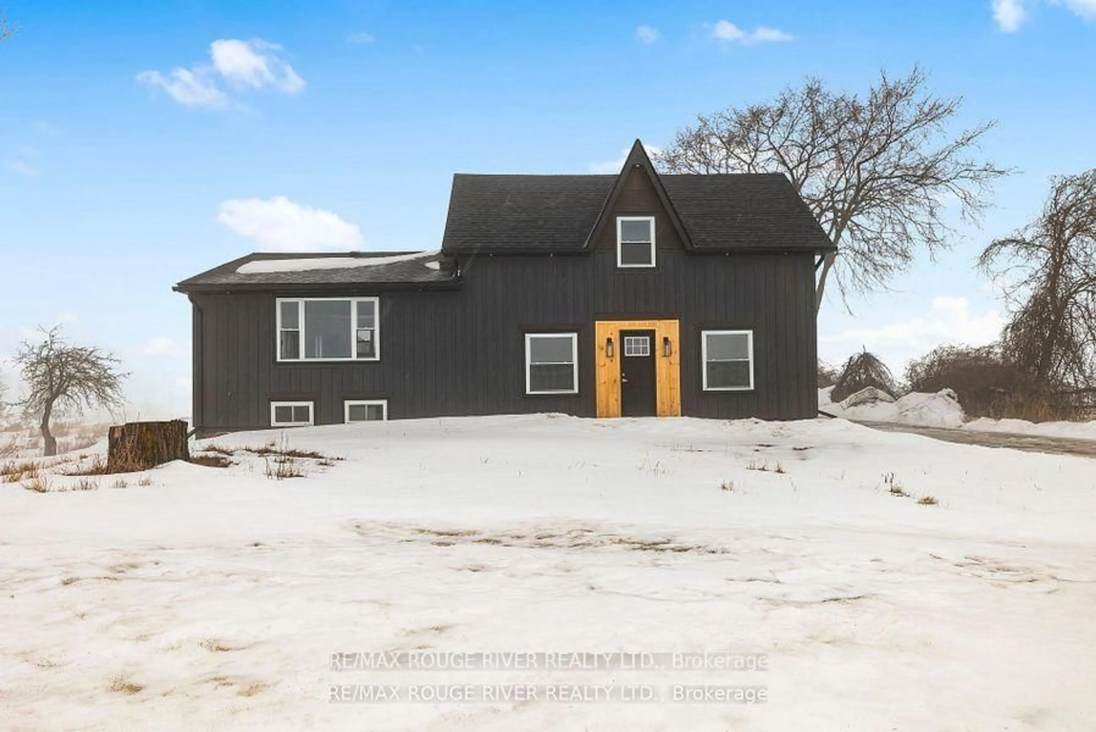 Home with vinyl exterior material, building for 663 Sweet Rd, Limoges Ontario K0K 2M0