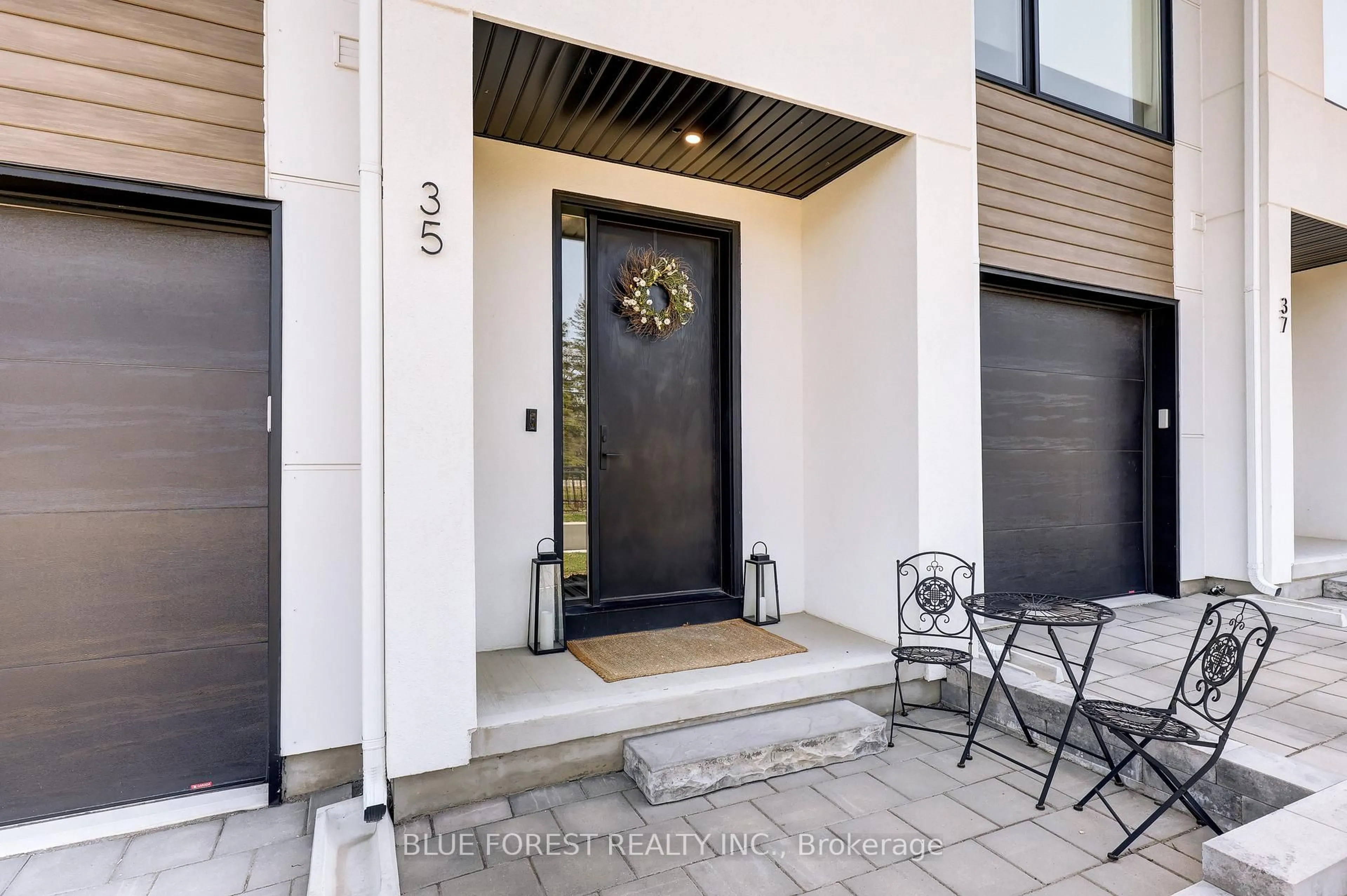 Indoor entryway for 1965 Upperpoint Gate #35, London South Ontario N6K 0K2