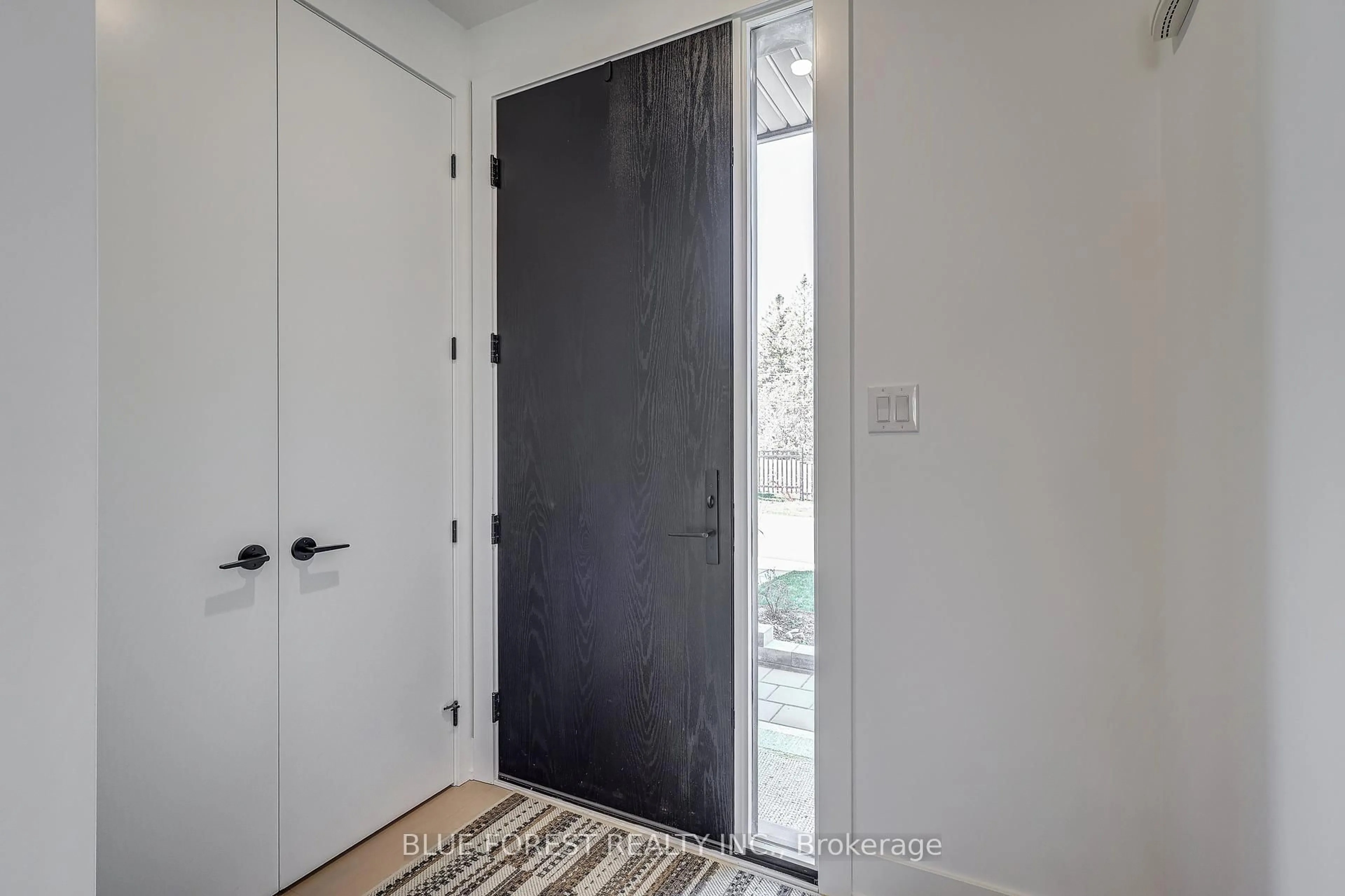 Indoor entryway for 1965 Upperpoint Gate #35, London South Ontario N6K 0K2