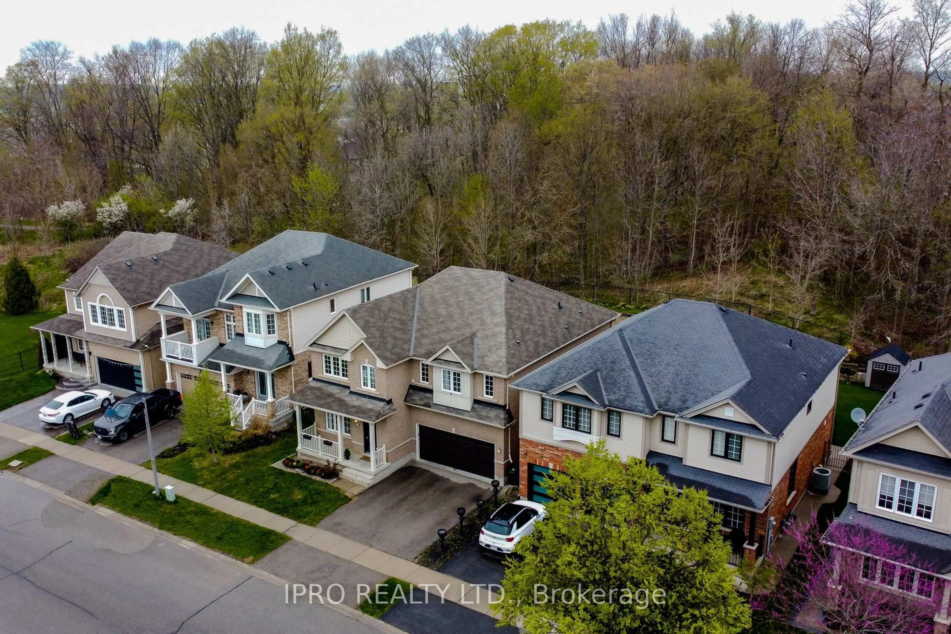 A pic from outside/outdoor area/front of a property/back of a property/a pic from drone, street for 143 Powell Rd, Brantford Ontario N3T 0E4