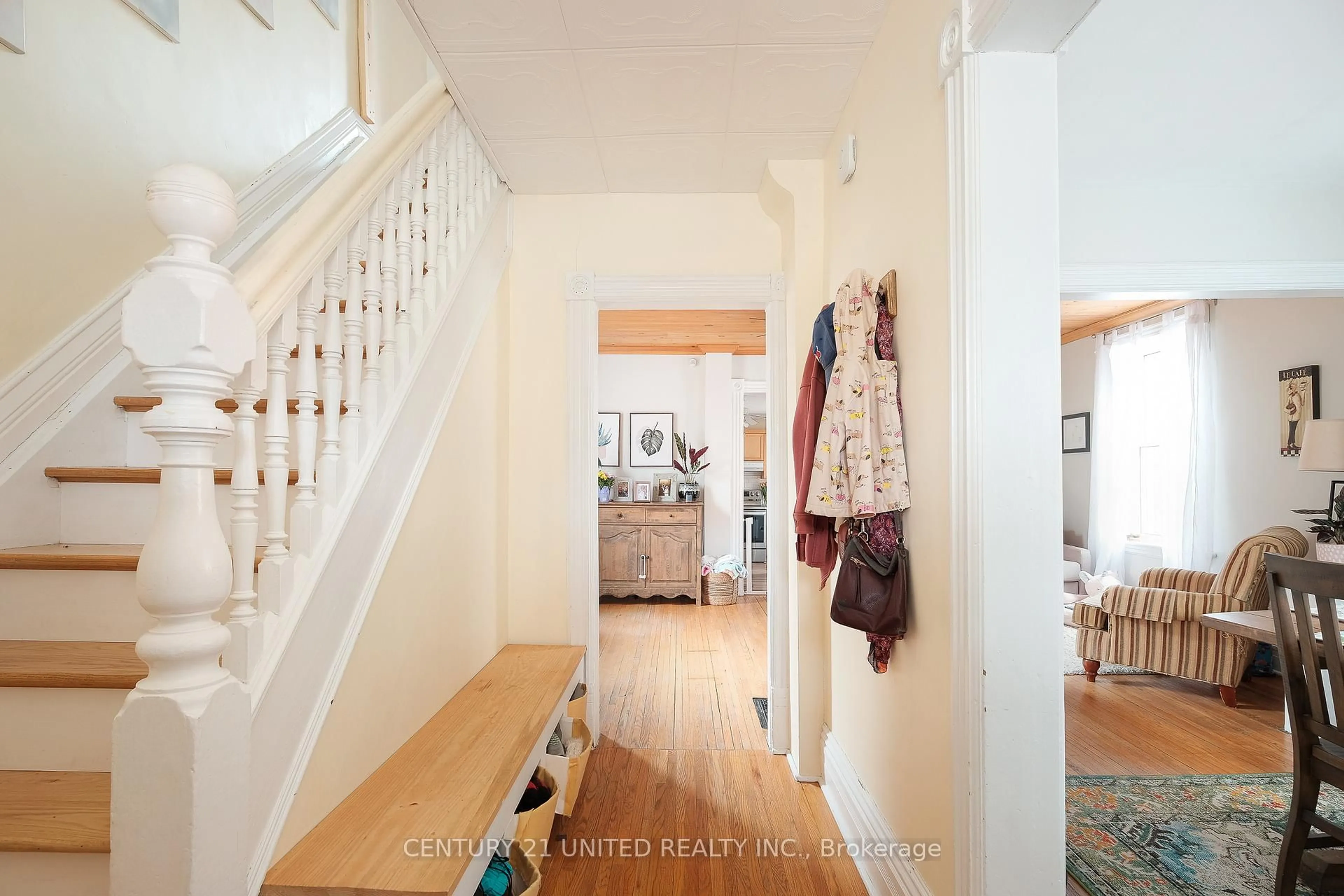 Indoor entryway for 512 Parnell St, Peterborough Central Ontario K9J 4J4