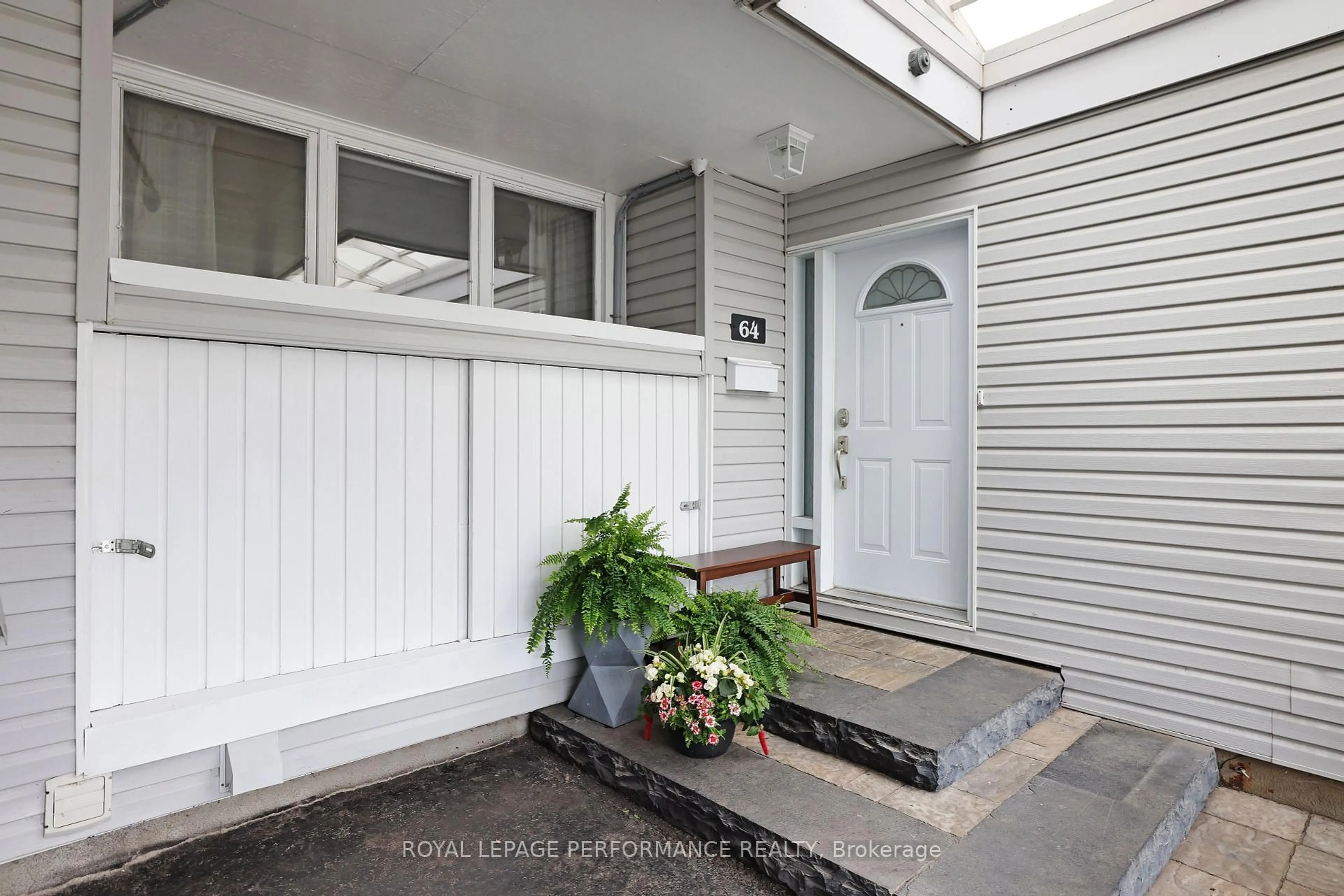 Indoor entryway for 64 Crystal Beach Dr, Ottawa Ontario K2H 5N1