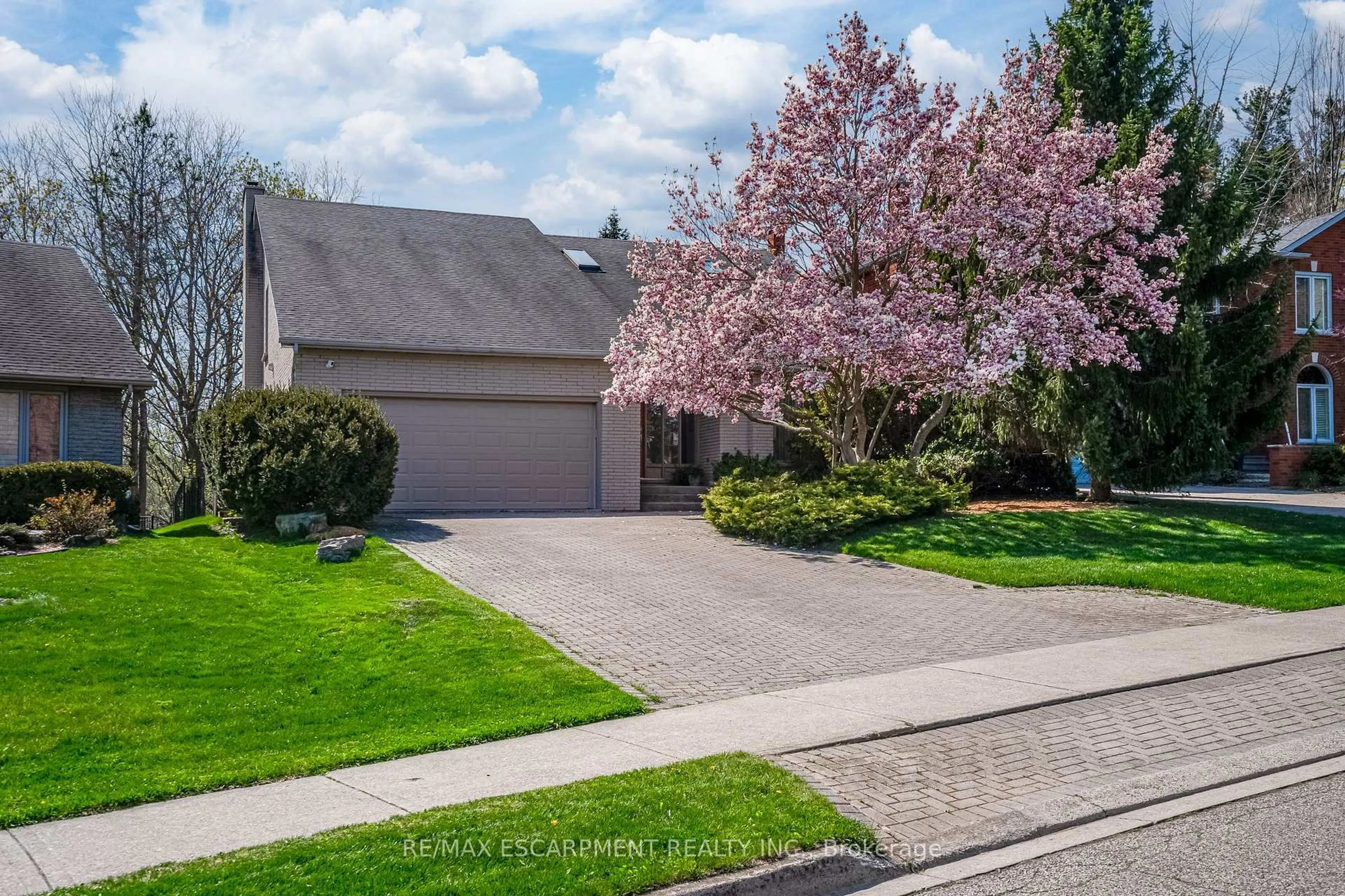 A pic from outside/outdoor area/front of a property/back of a property/a pic from drone, street for 65 Golfview Cres, Hamilton Ontario L9H 6T8
