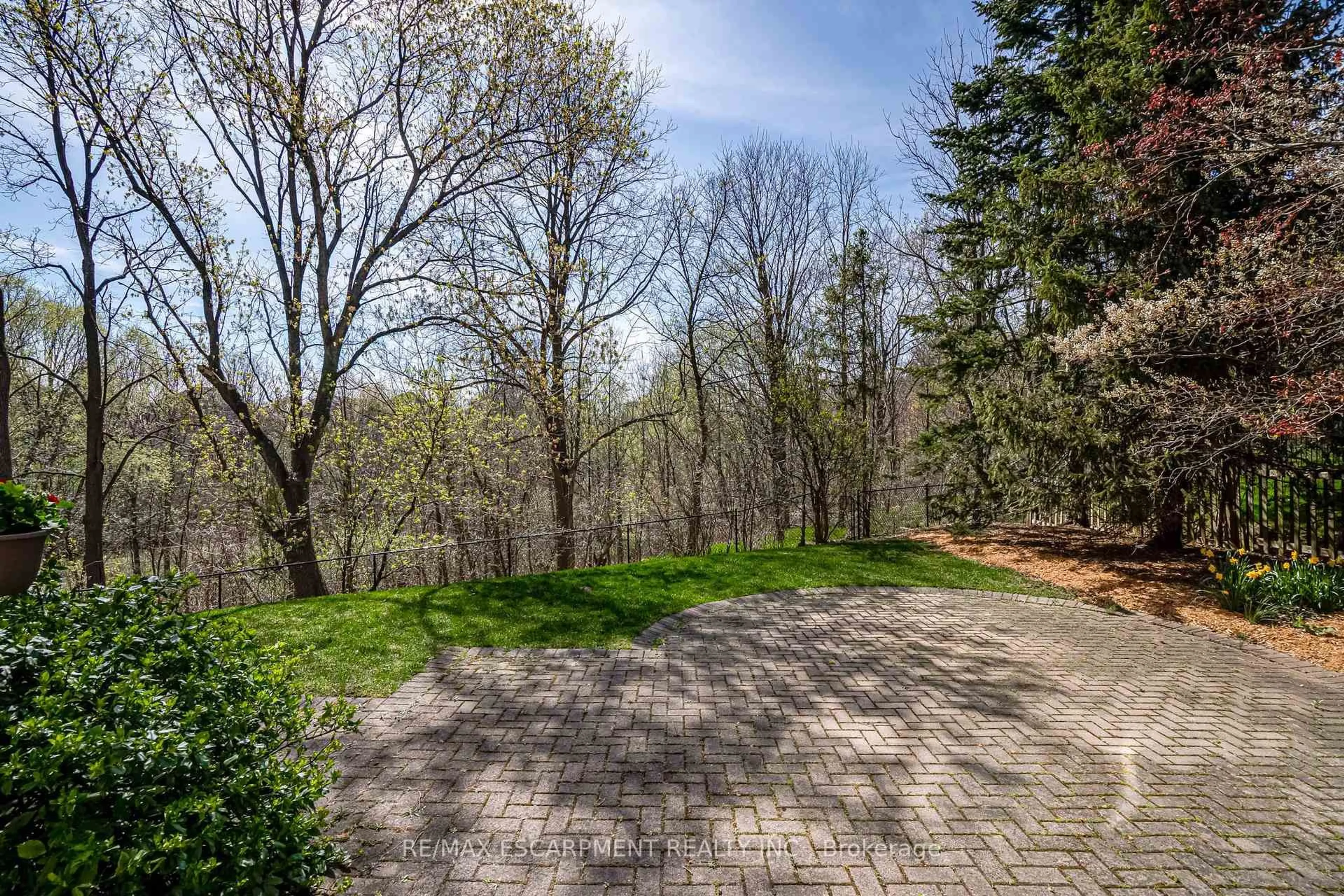Patio, forest/trees view for 65 Golfview Cres, Hamilton Ontario L9H 6T8