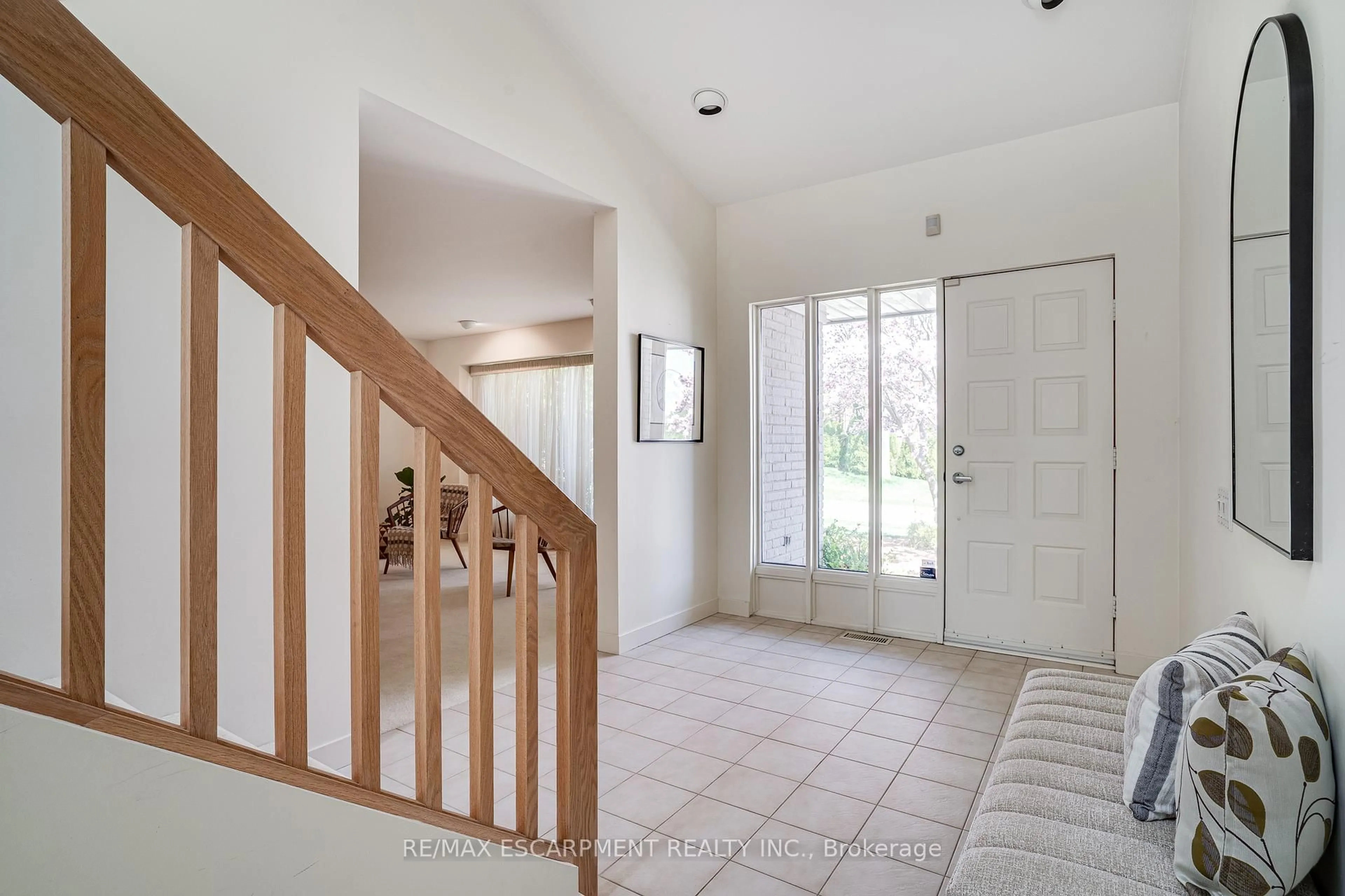 Indoor entryway for 65 Golfview Cres, Hamilton Ontario L9H 6T8