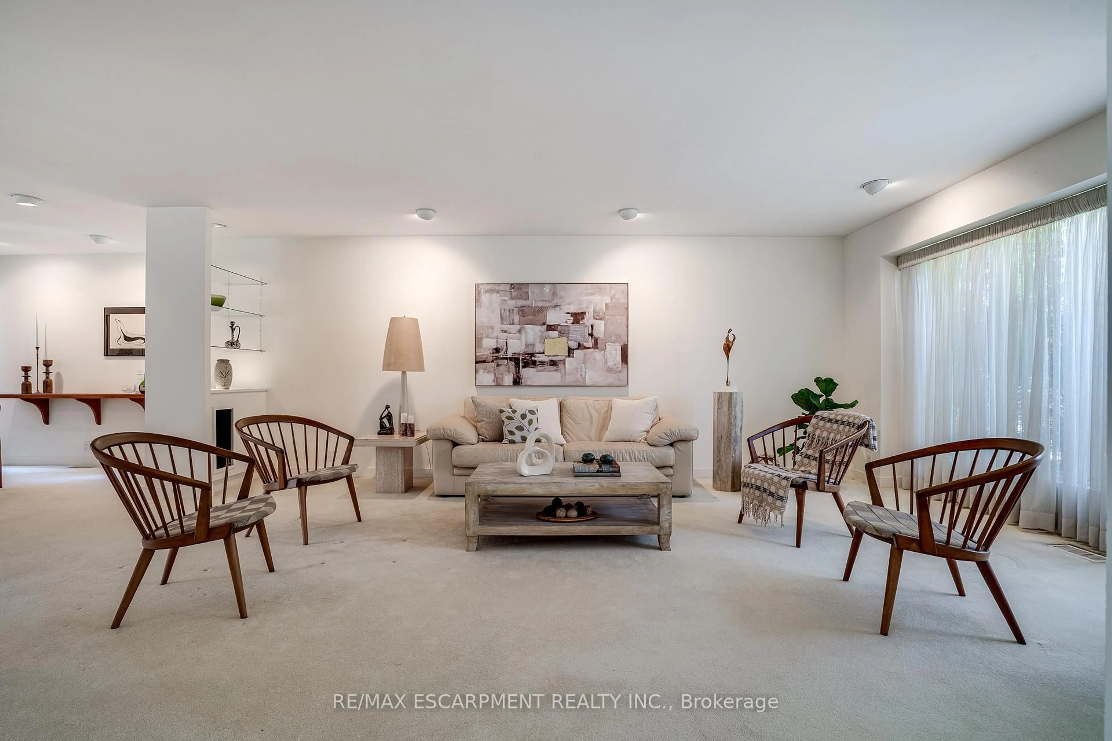 Living room with furniture, unknown for 65 Golfview Cres, Hamilton Ontario L9H 6T8