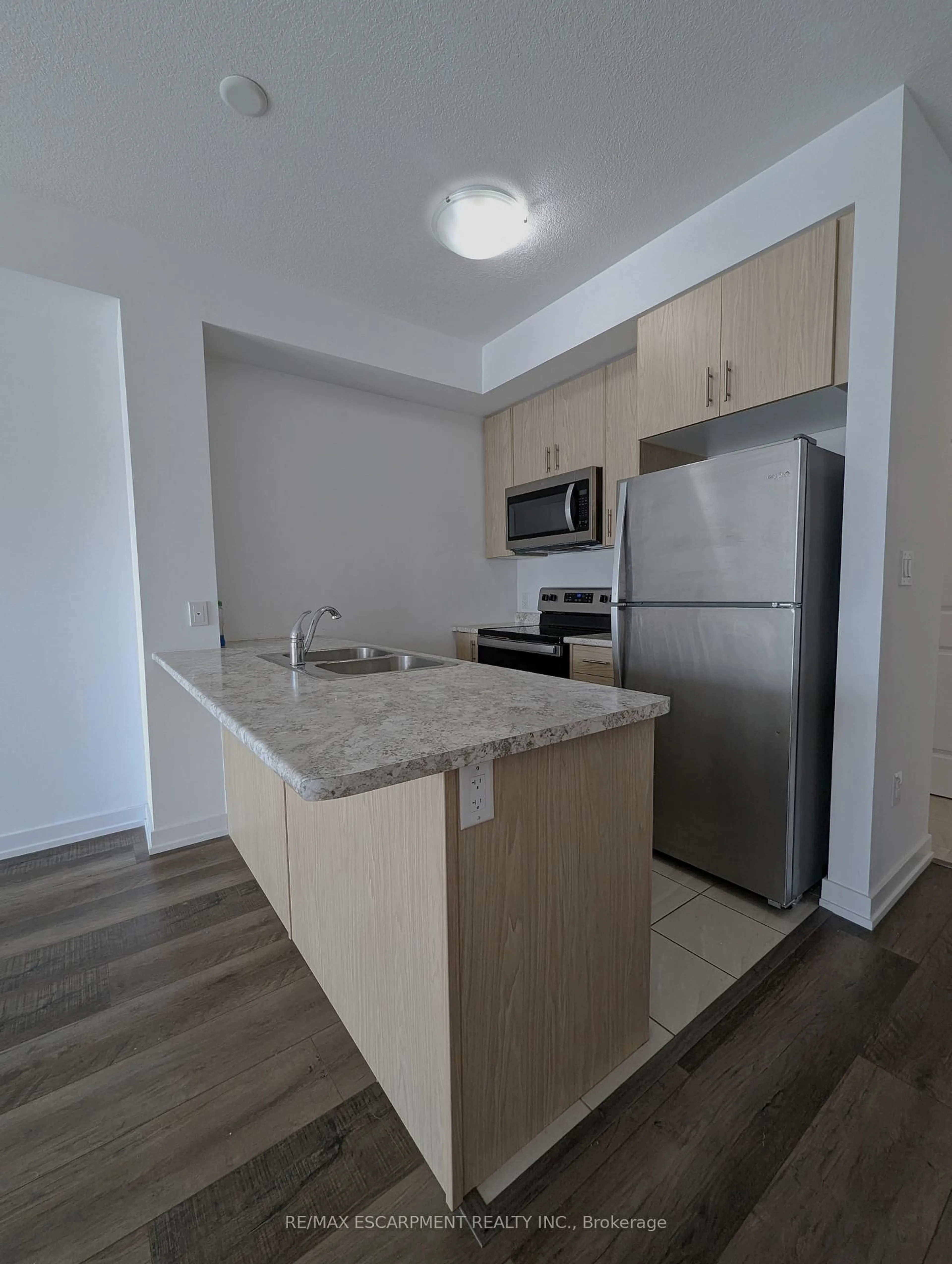 Standard kitchen, unknown for 450 Dundas St #434, Hamilton Ontario L0R 2H4