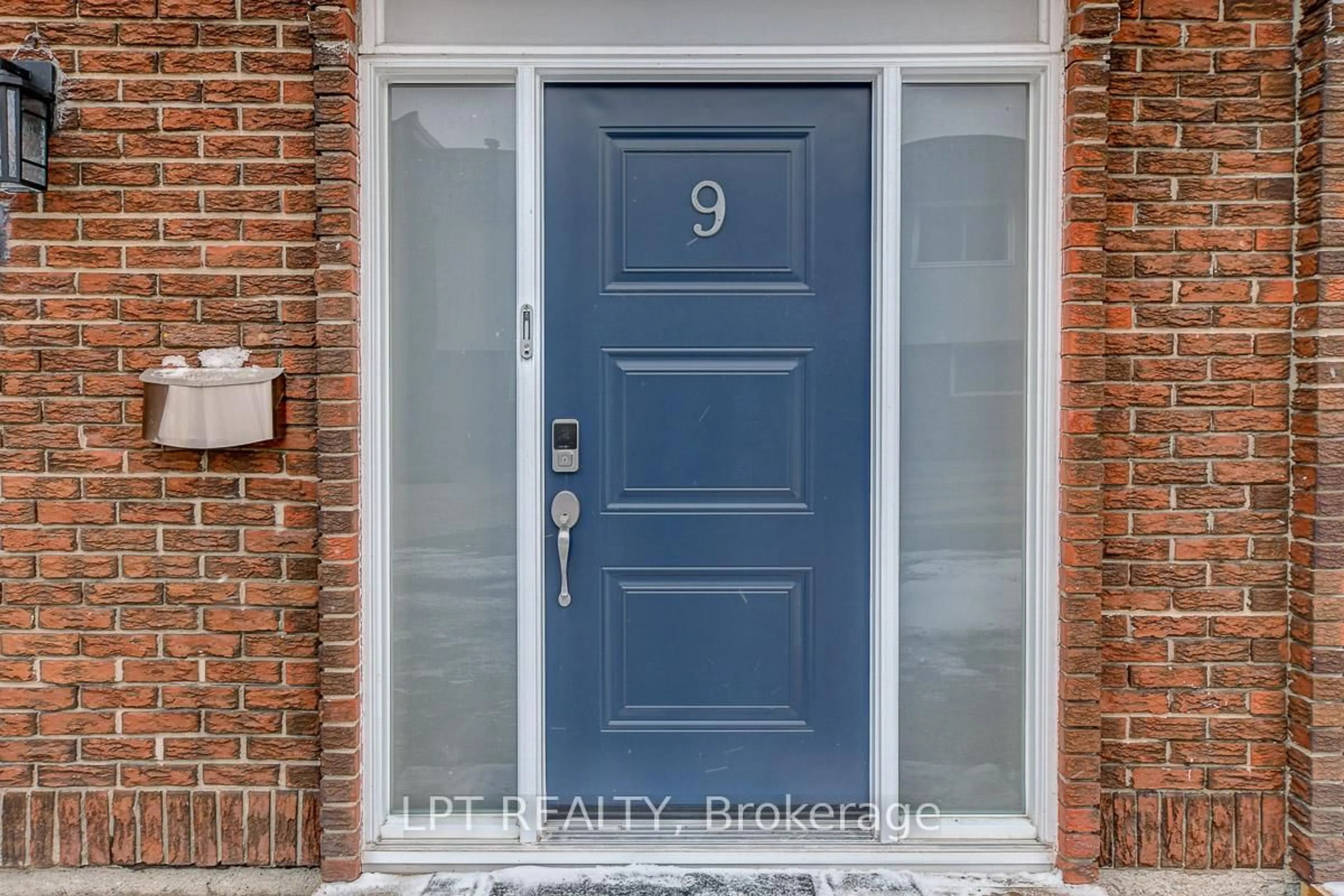 Indoor entryway for 1821 Walkley Rd #9, Ottawa Ontario K1H 6X9