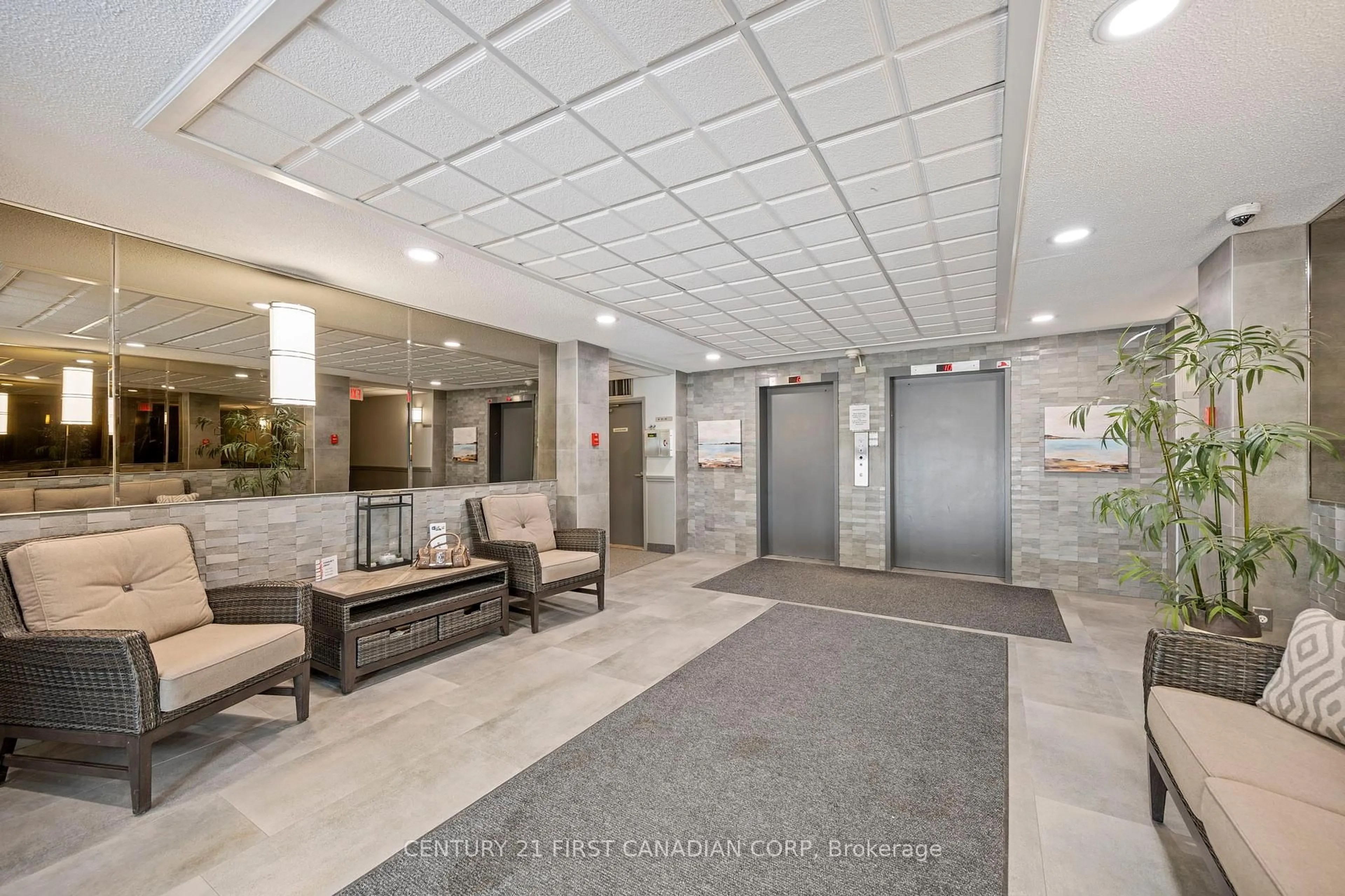 Lobby for 1600 Adelaide St #903, London North Ontario N5X 3H6