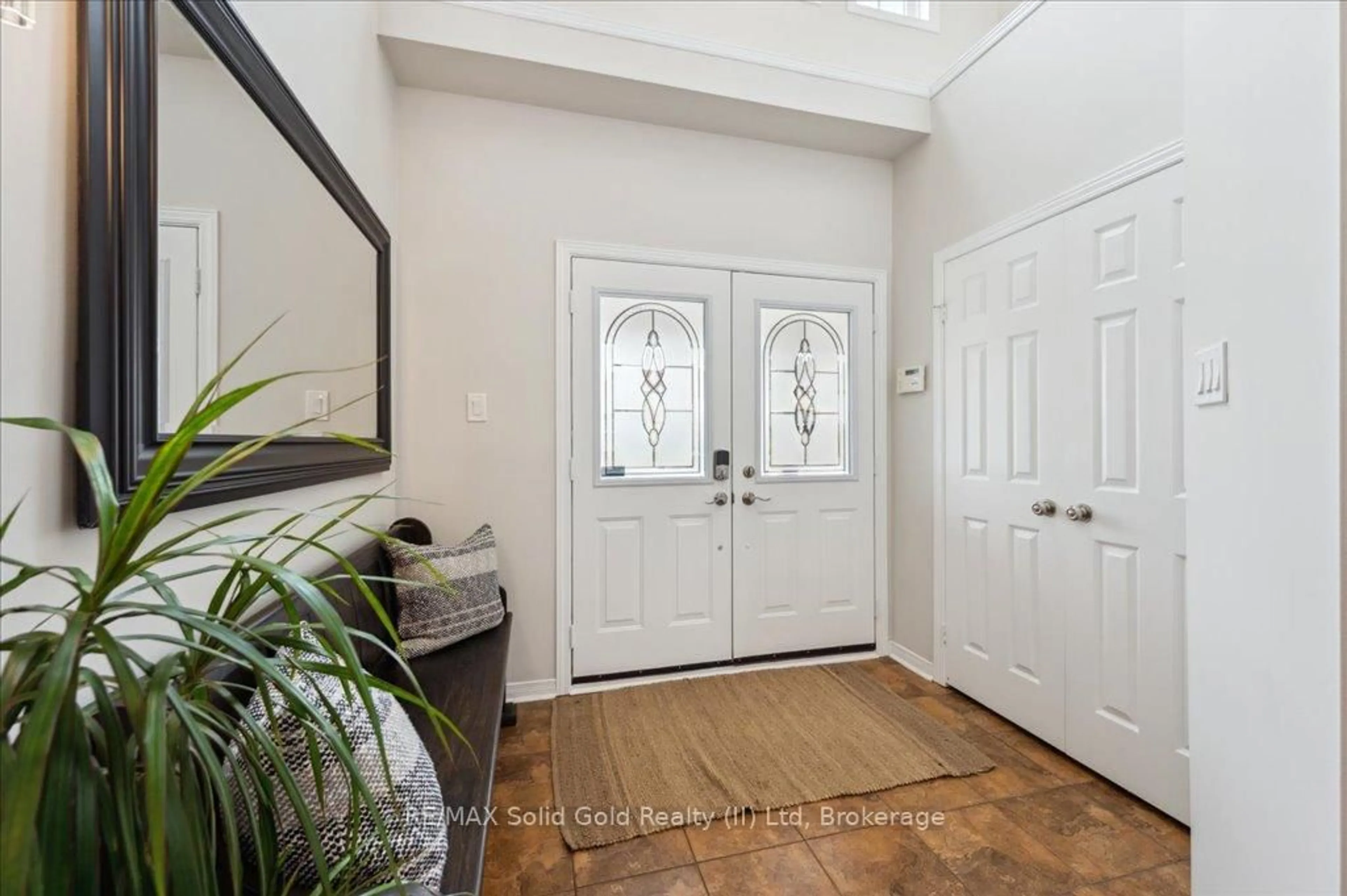 Indoor entryway for 50 Knox Crt, Kitchener Ontario N2P 2V6