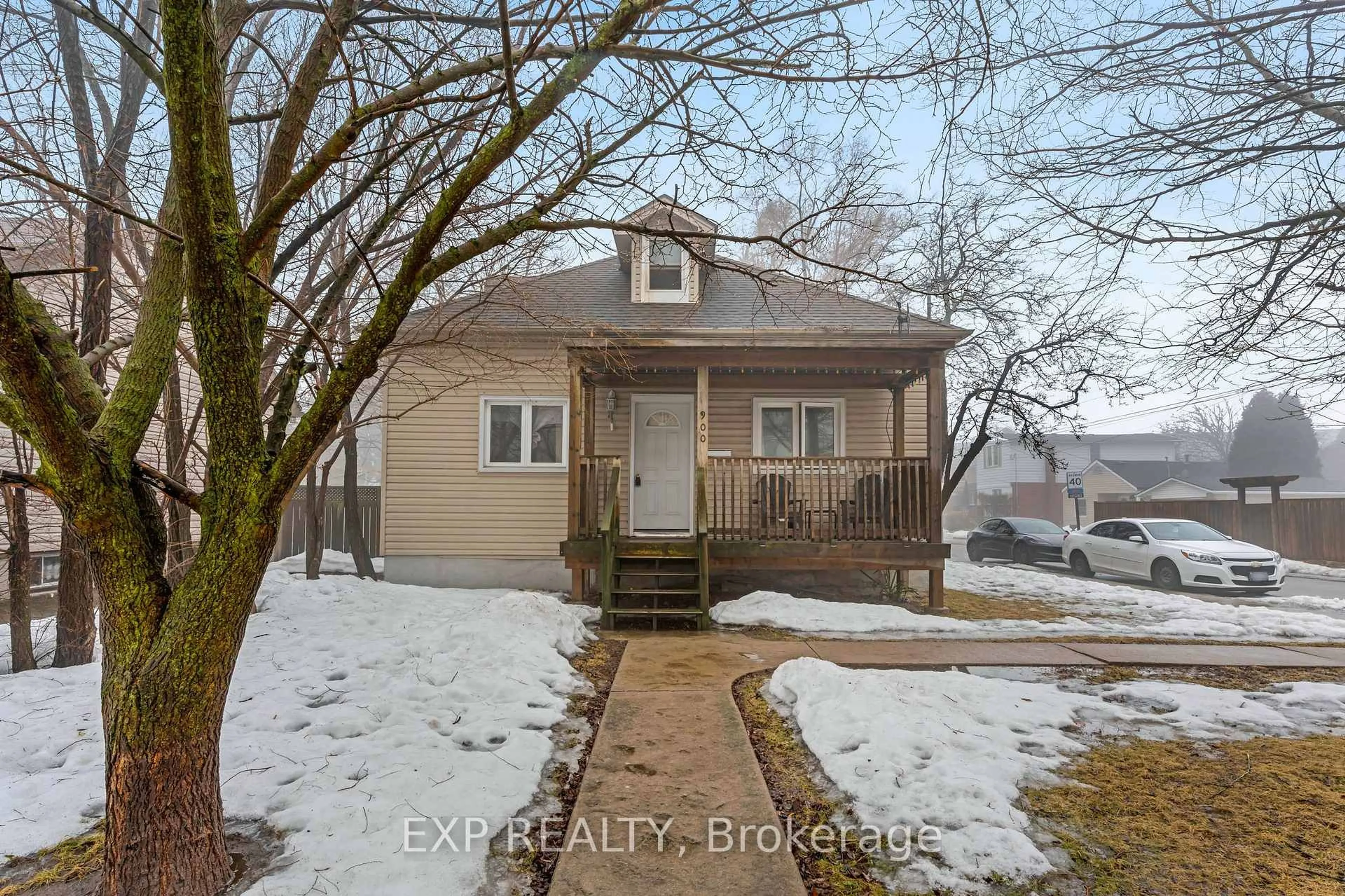 A pic from outside/outdoor area/front of a property/back of a property/a pic from drone, street for 900 concession St, Hamilton Ontario L8V 1E8