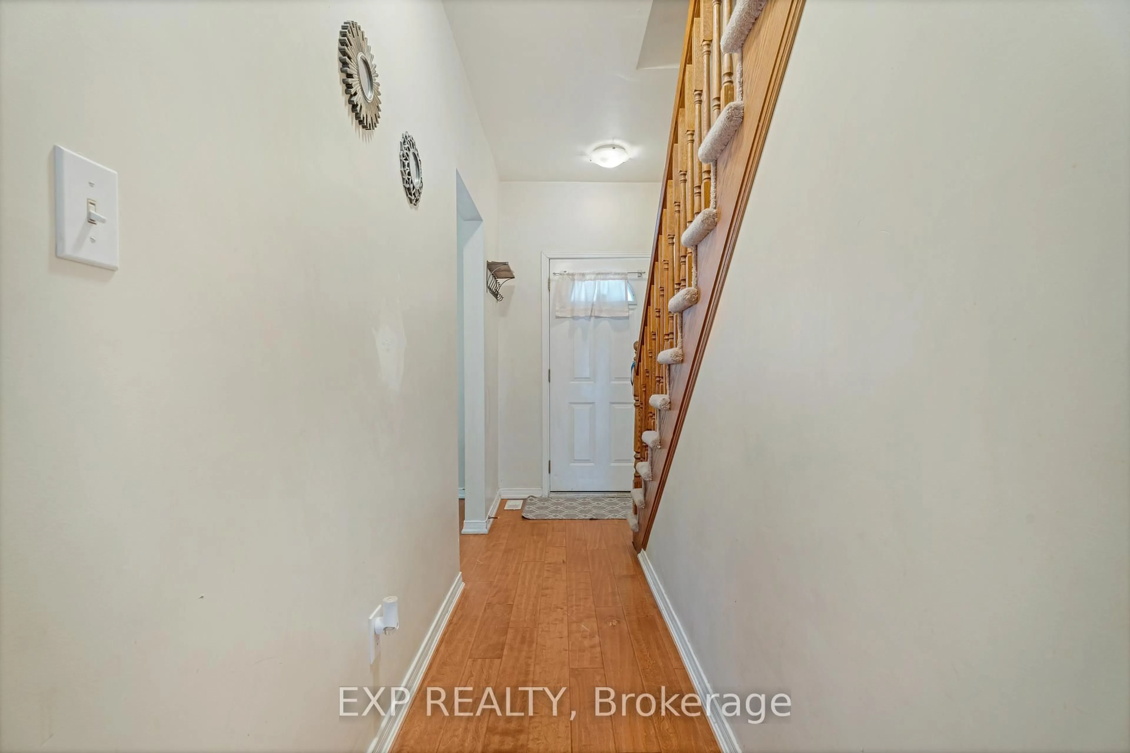 Indoor entryway for 900 concession St, Hamilton Ontario L8V 1E8