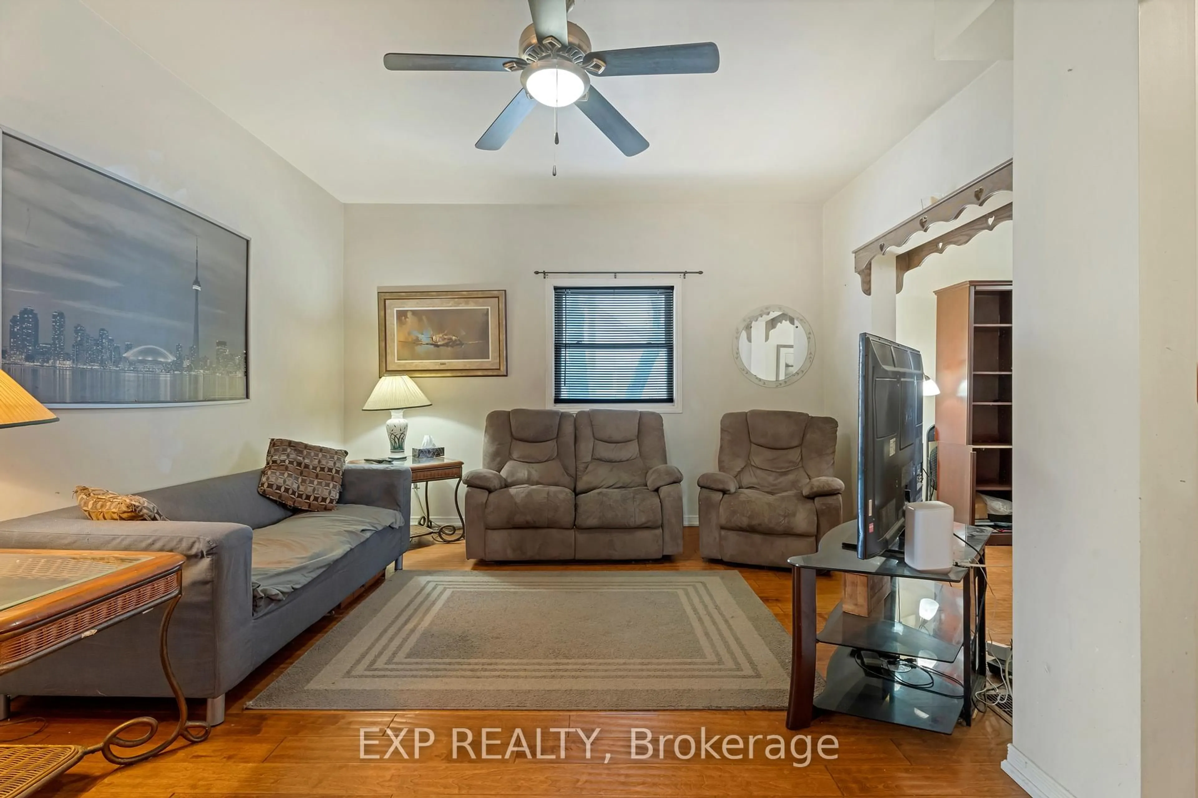 Living room with furniture, unknown for 900 concession St, Hamilton Ontario L8V 1E8