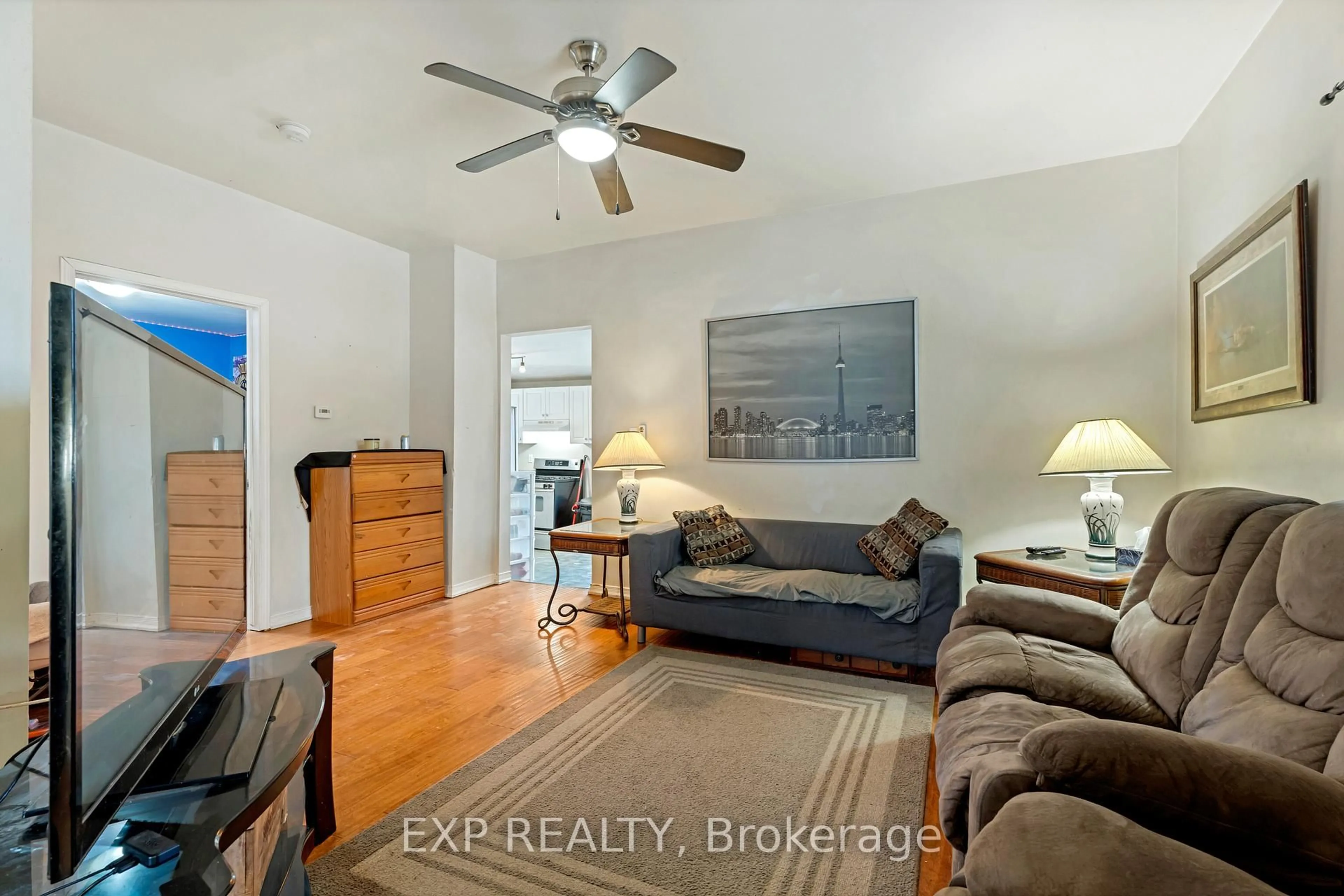 Living room with furniture, unknown for 900 concession St, Hamilton Ontario L8V 1E8