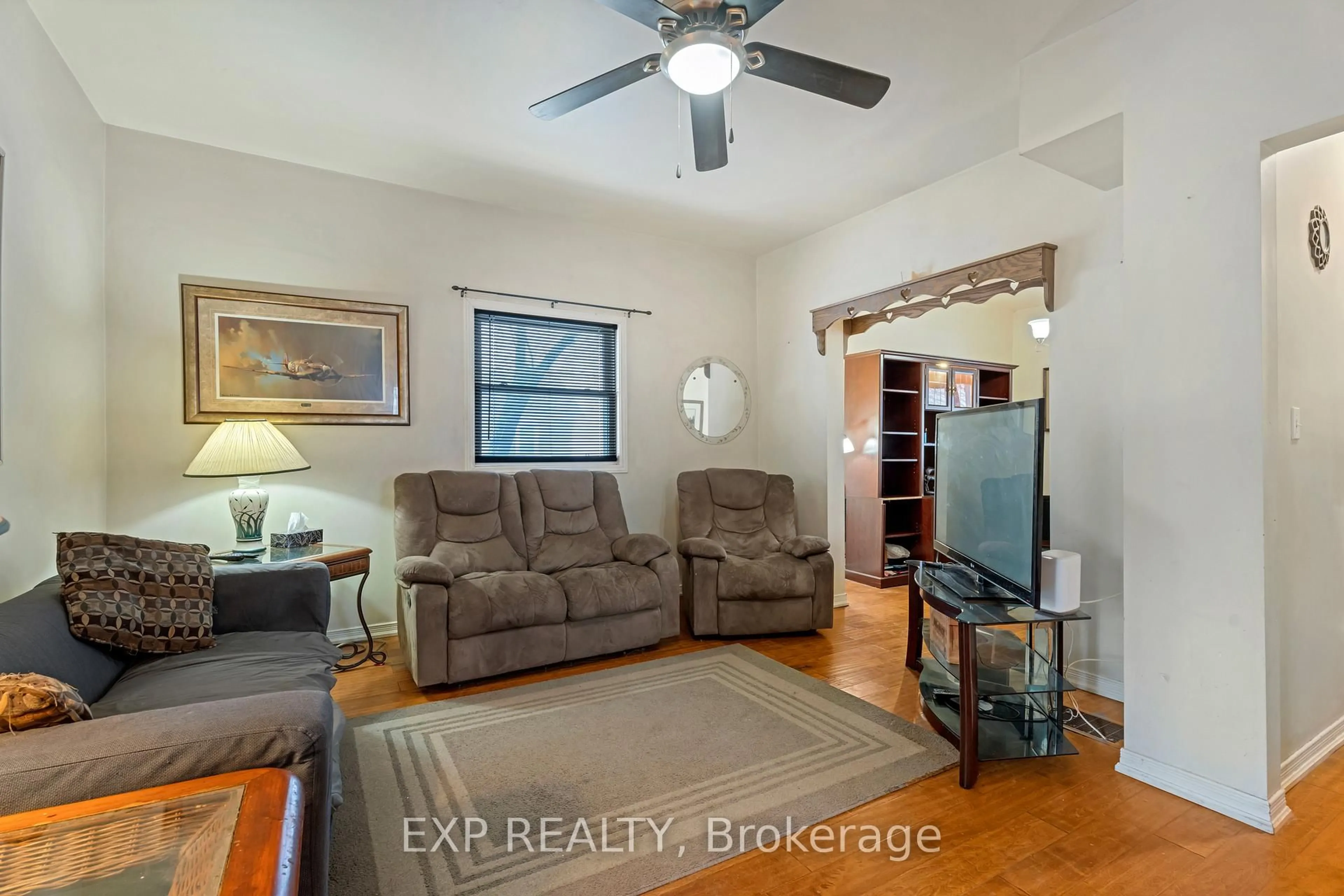 Living room with furniture, unknown for 900 concession St, Hamilton Ontario L8V 1E8