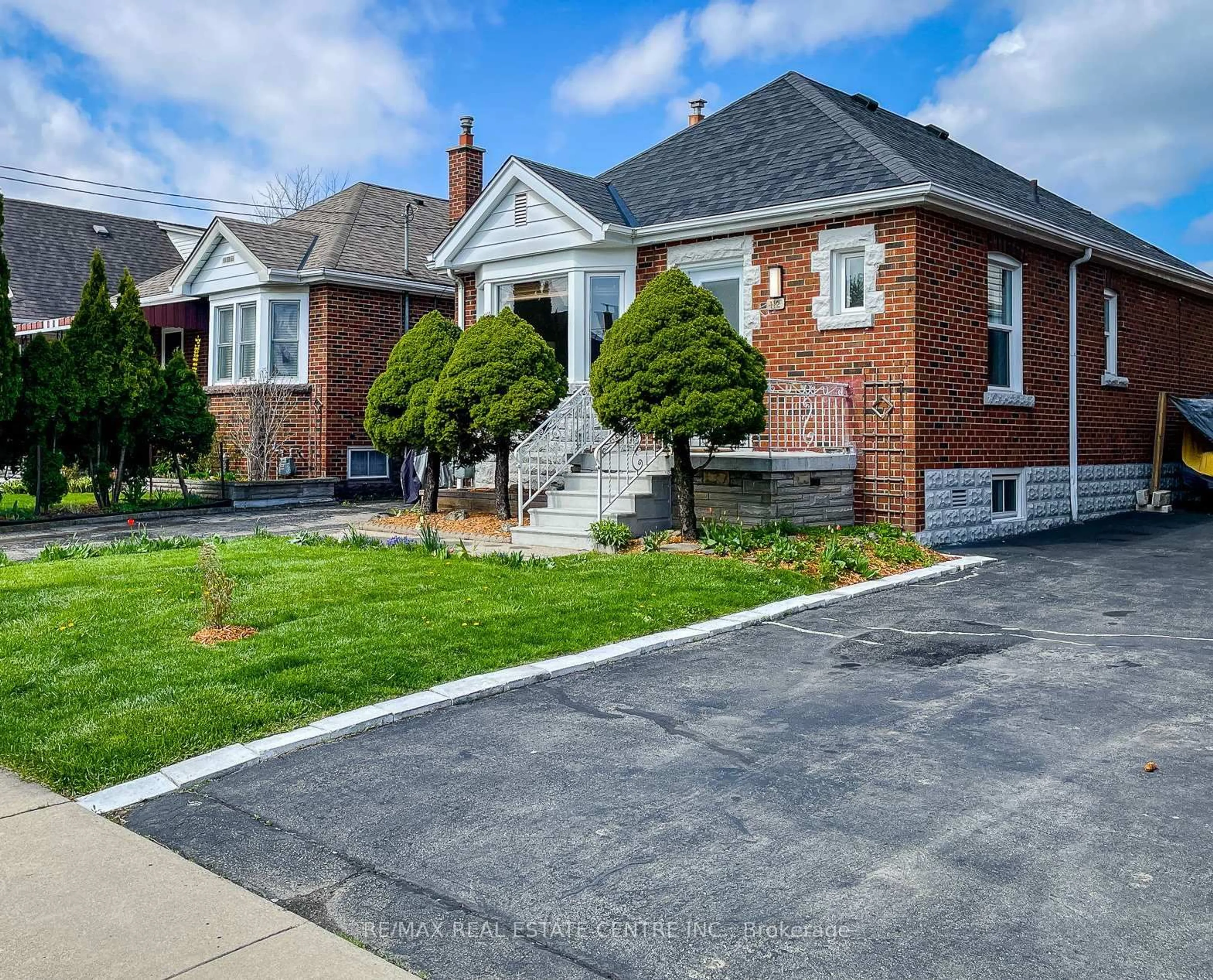 Home with brick exterior material, street for 112 Tragina Ave, Hamilton Ontario L9K 2Z6