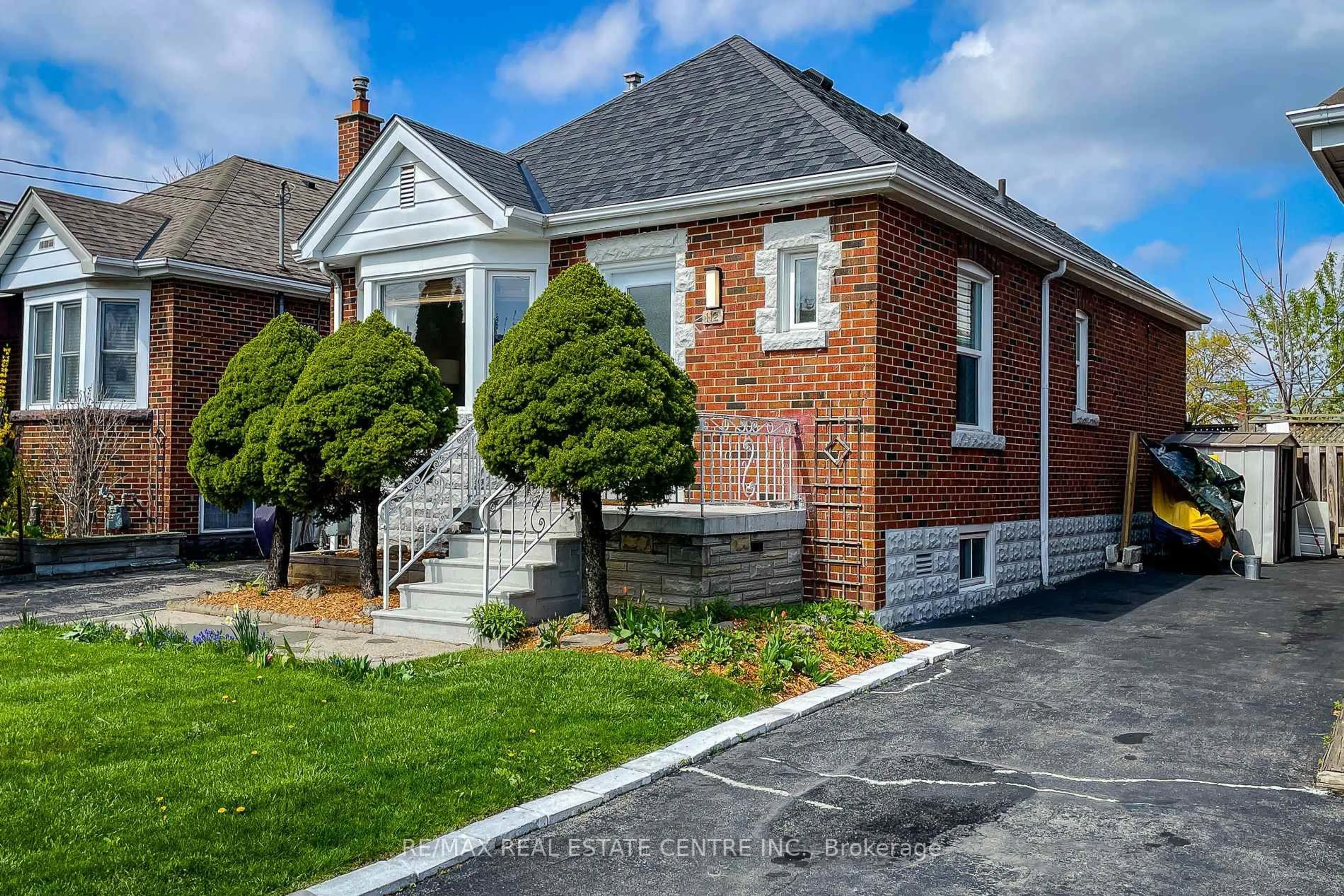 Home with brick exterior material, street for 112 Tragina Ave, Hamilton Ontario L9K 2Z6
