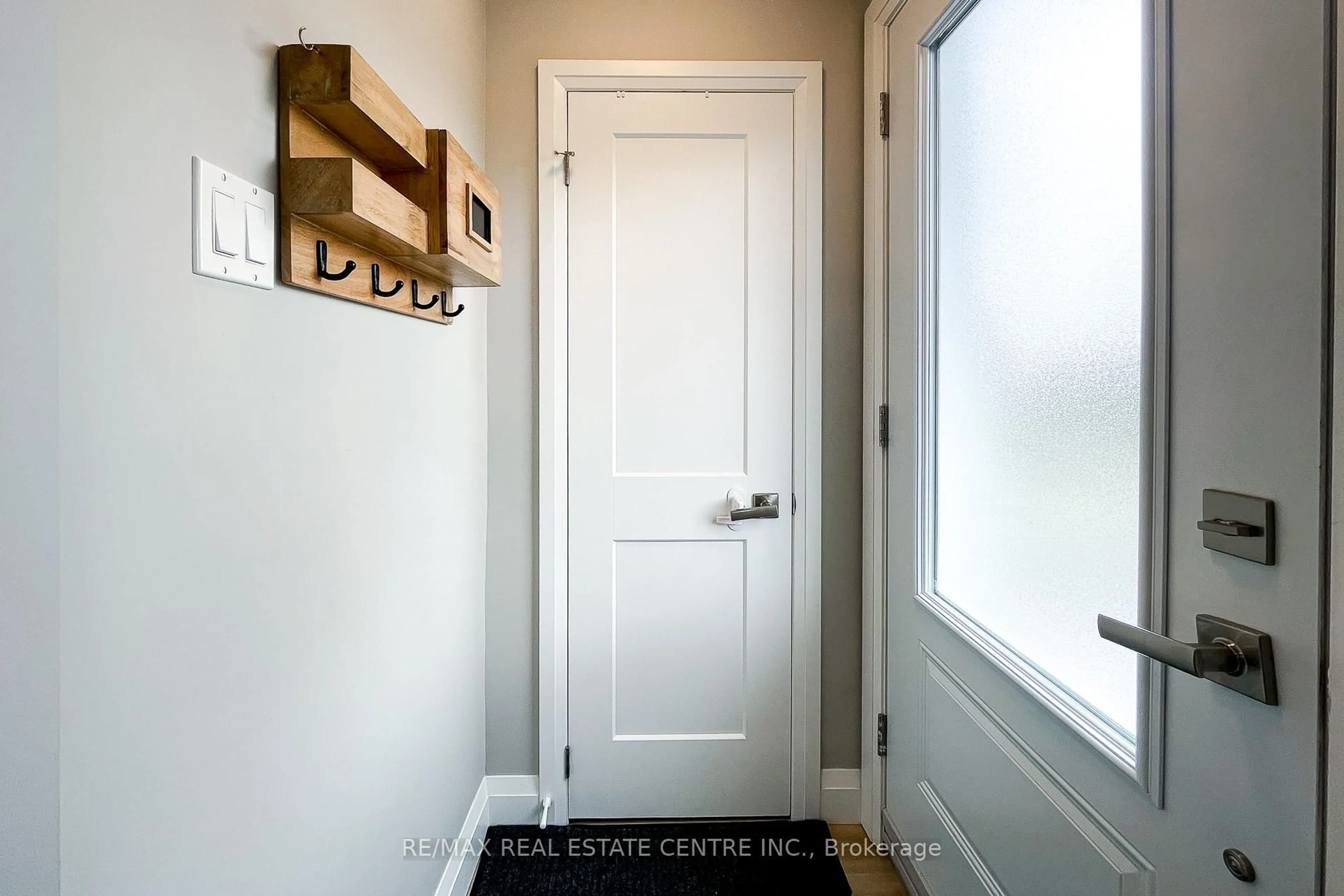 Indoor entryway for 112 Tragina Ave, Hamilton Ontario L9K 2Z6