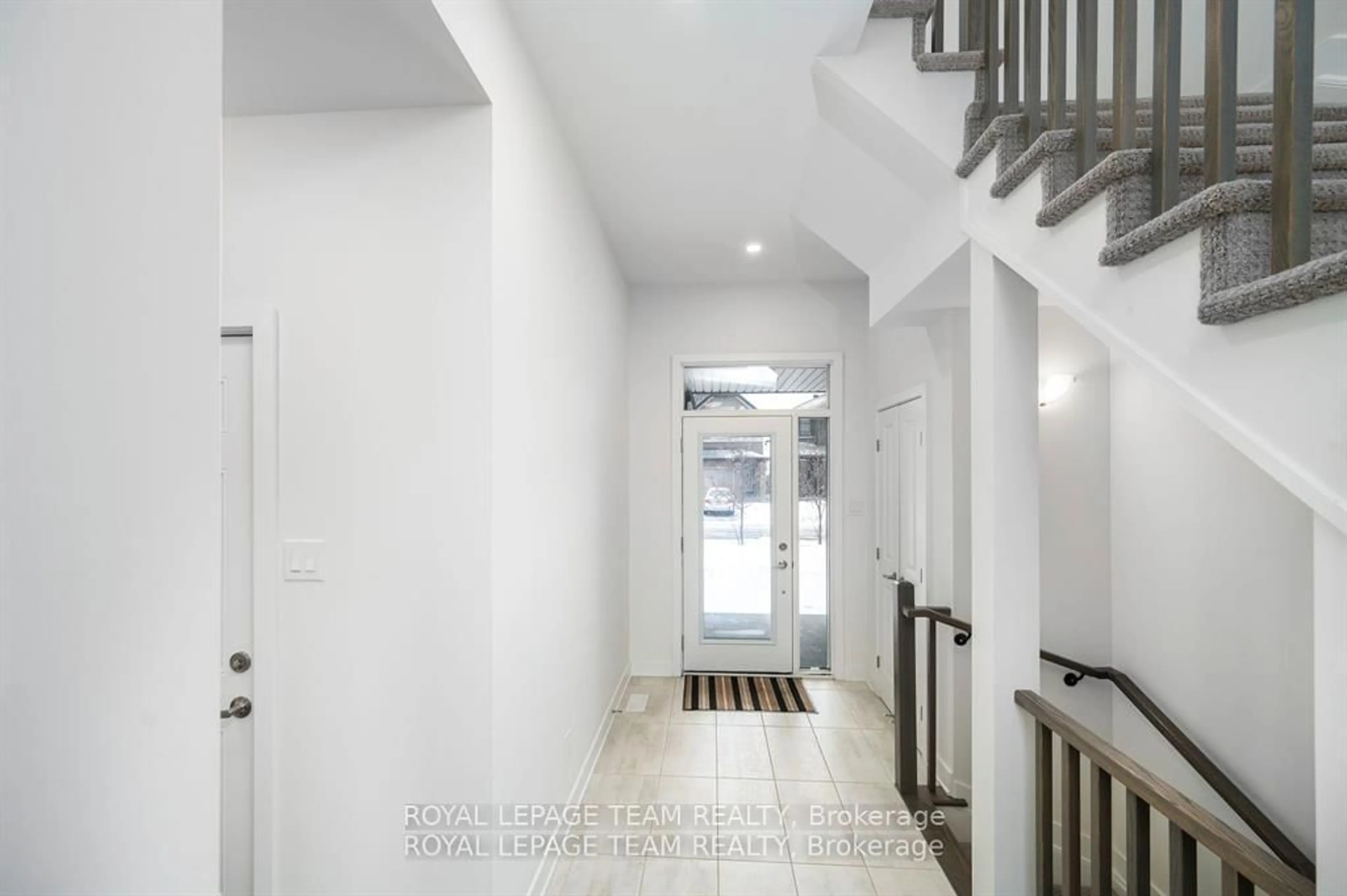 Indoor foyer for 341 Big Dipper St, Ottawa Ontario K4M 0J3