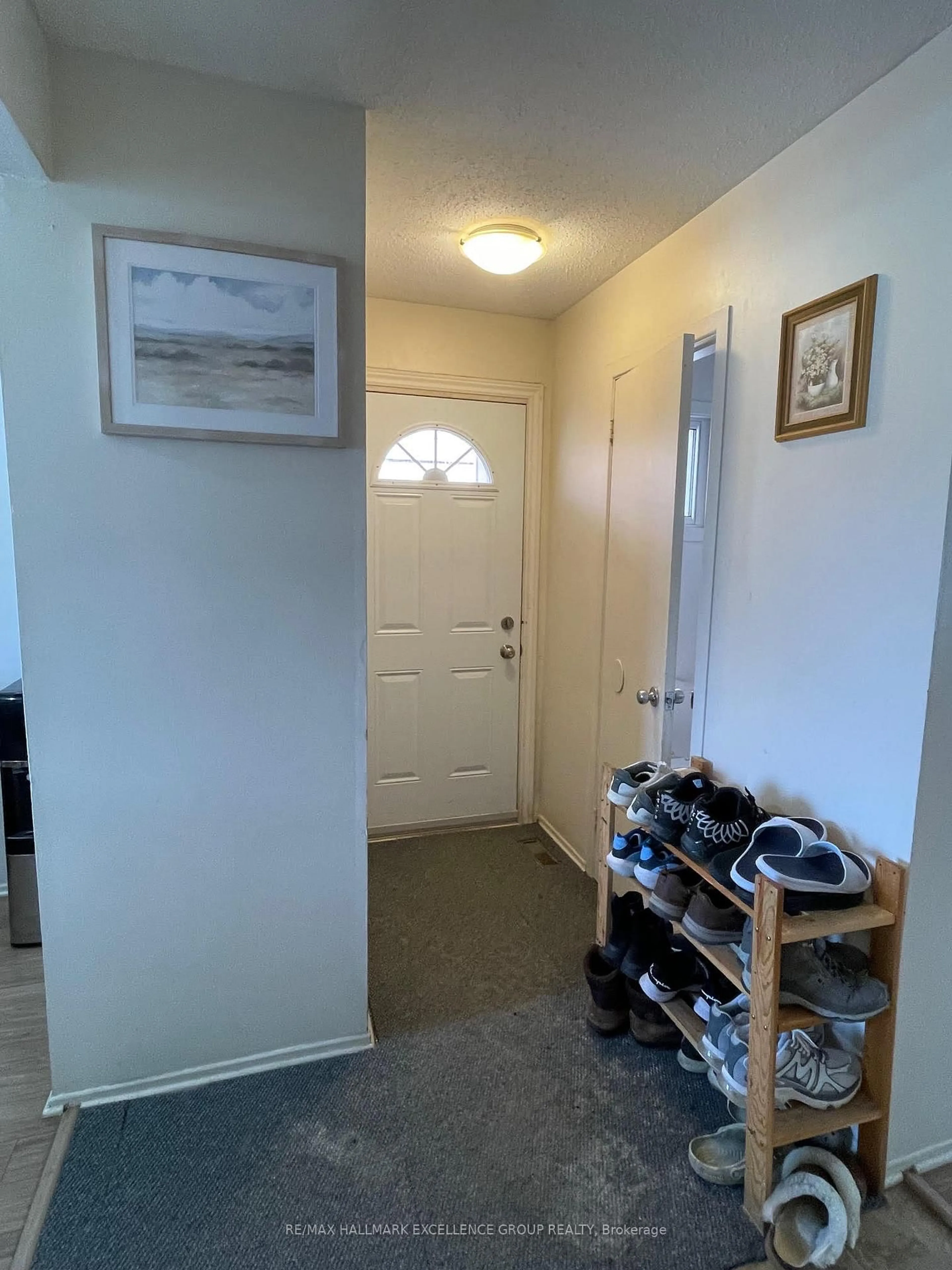Indoor entryway for 1906 BELMORE Lane #8, Ottawa Ontario K1B 4Z8