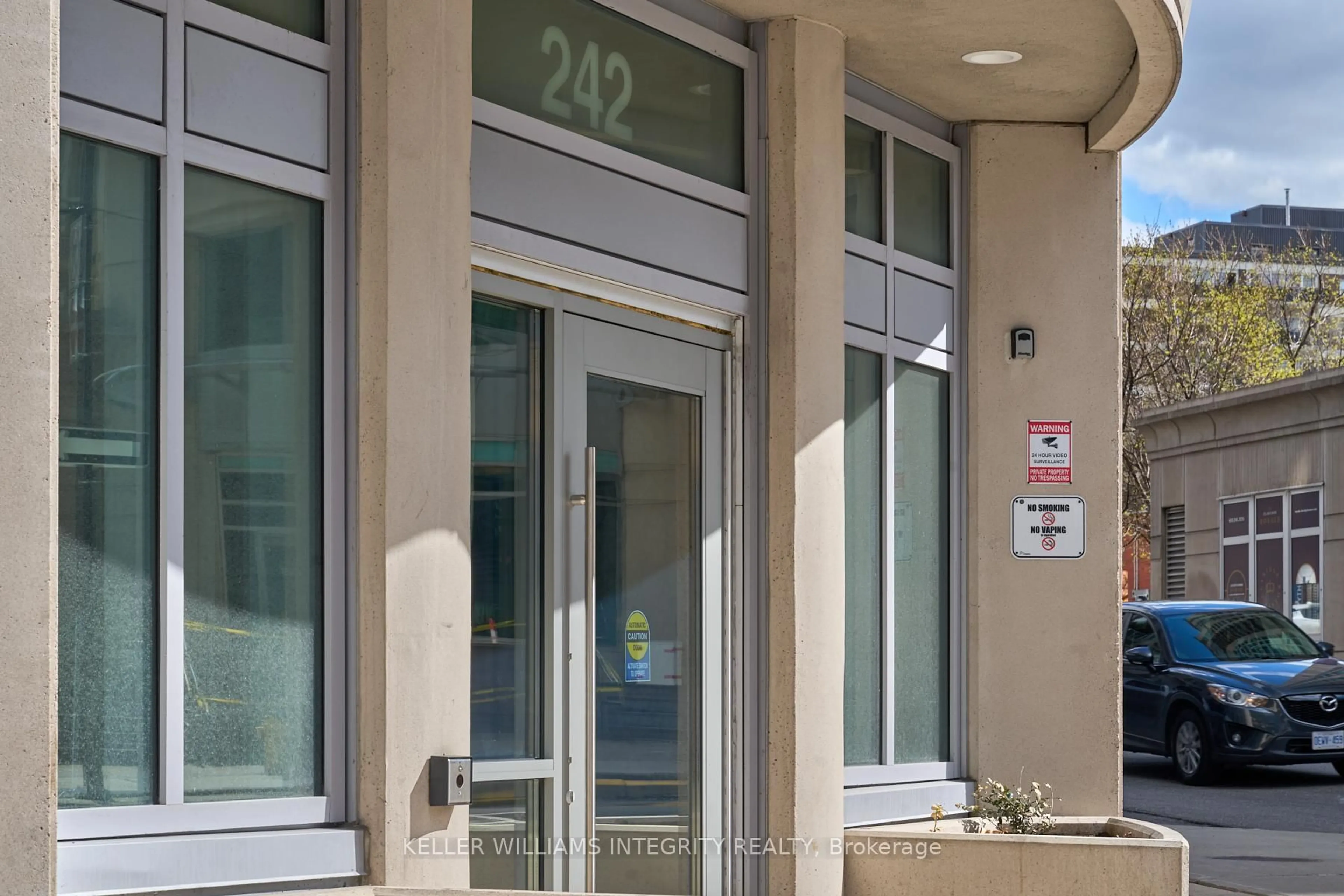 Indoor foyer for 242 Rideau St #2405, Ottawa Ontario K1N 0B7
