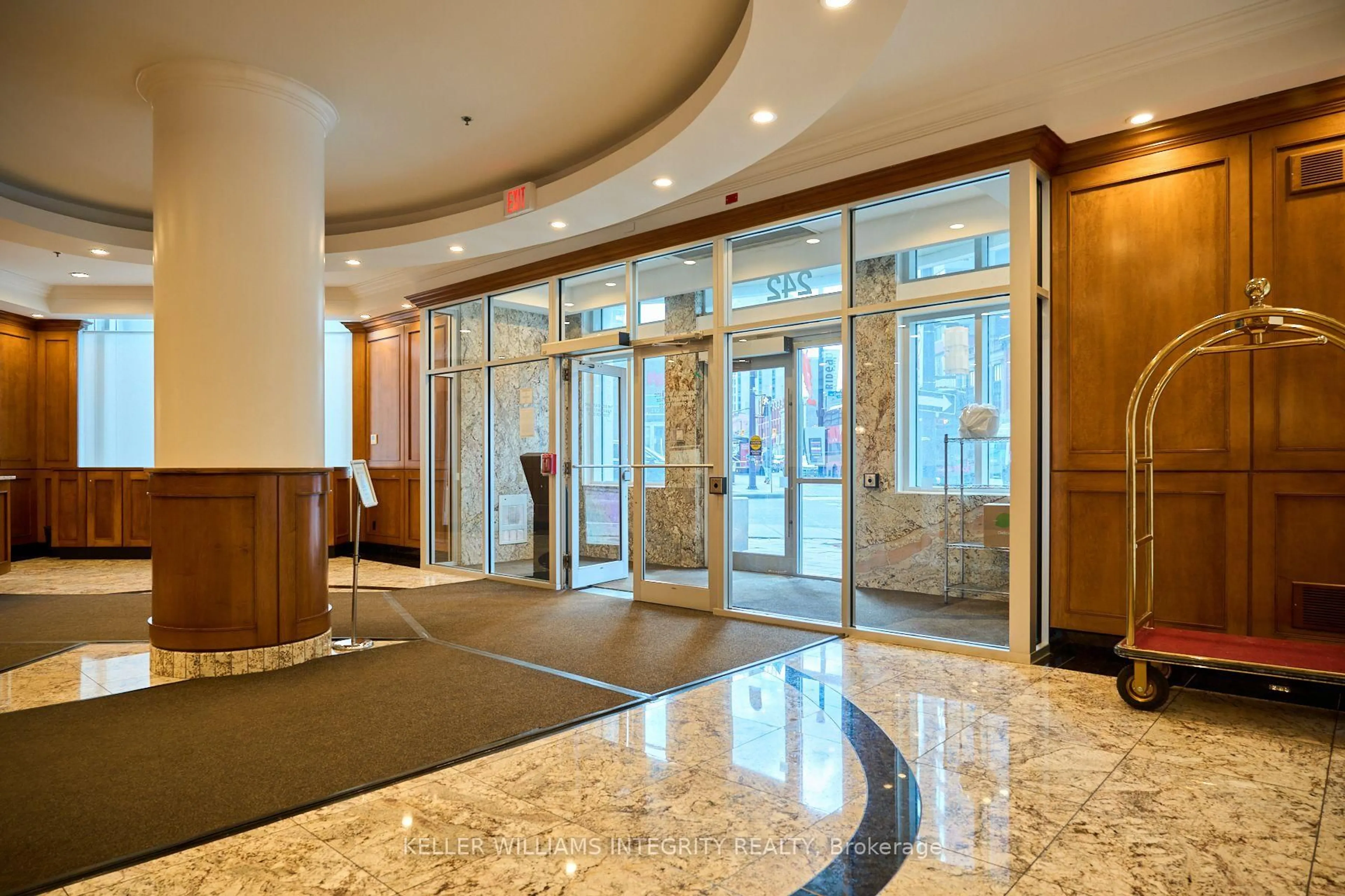 Indoor foyer for 242 Rideau St #2405, Ottawa Ontario K1N 0B7