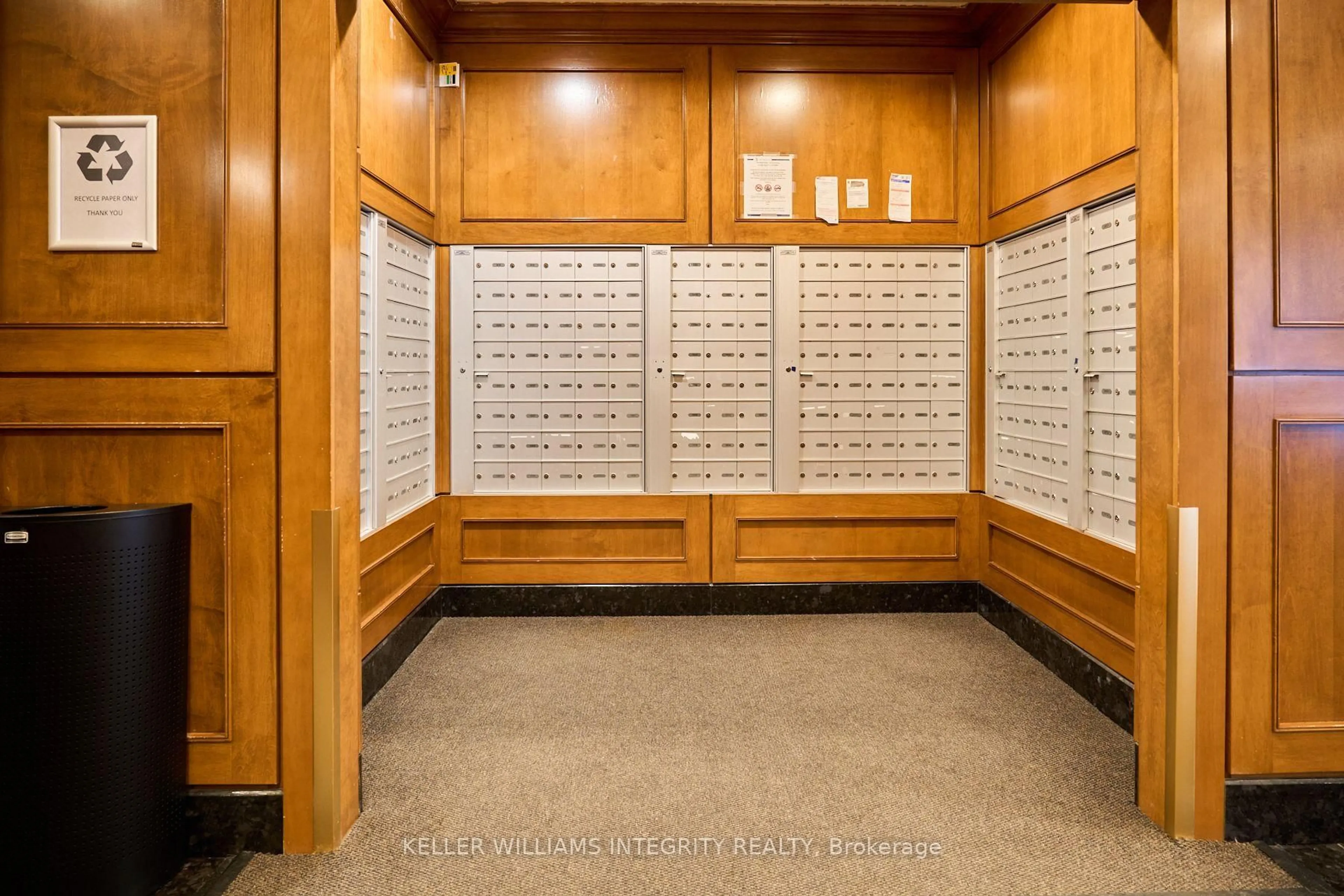 Indoor foyer for 242 Rideau St #2405, Ottawa Ontario K1N 0B7