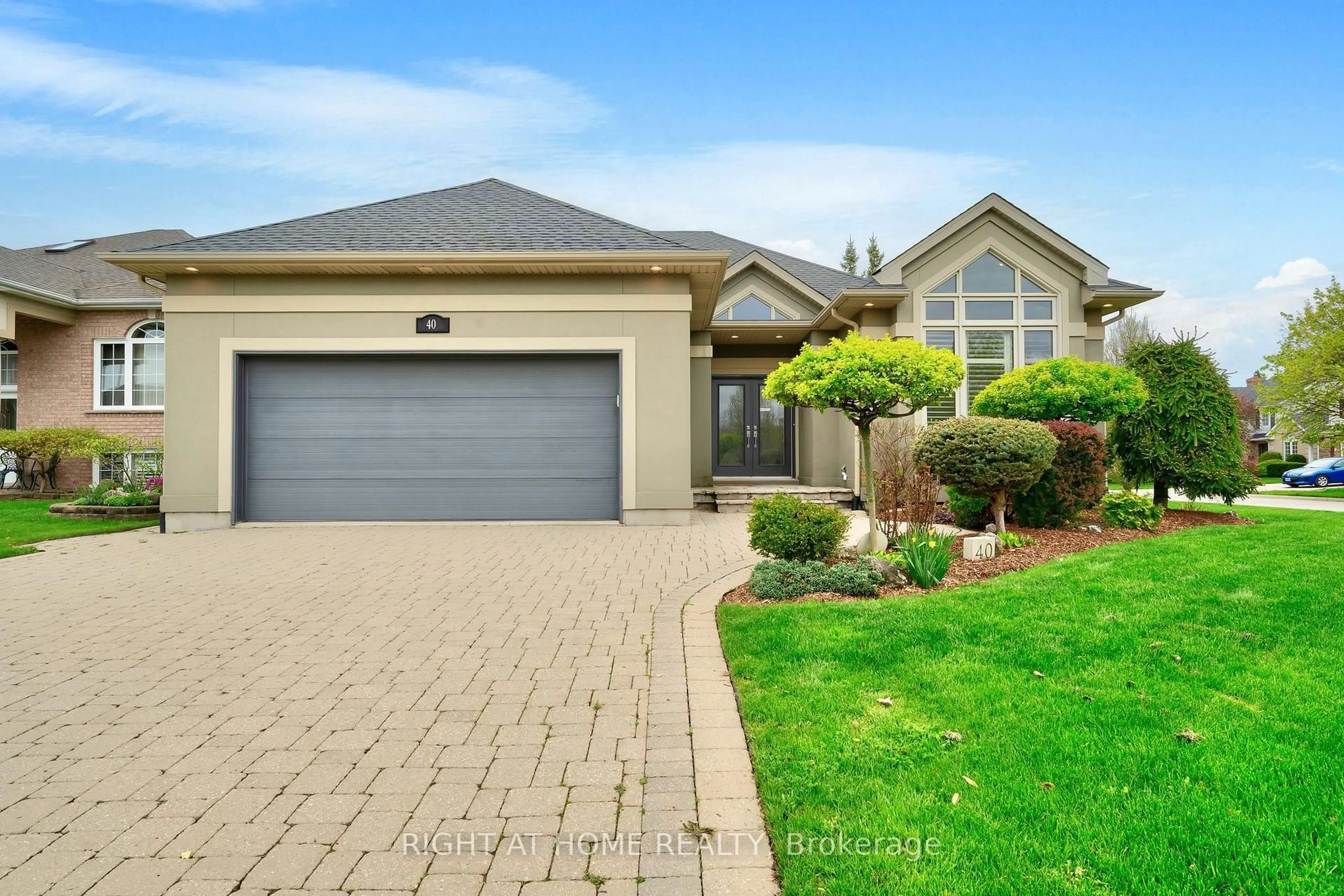 Home with vinyl exterior material, street for 40 Arbour Glen Dr, St. Catharines Ontario L2W 1C6