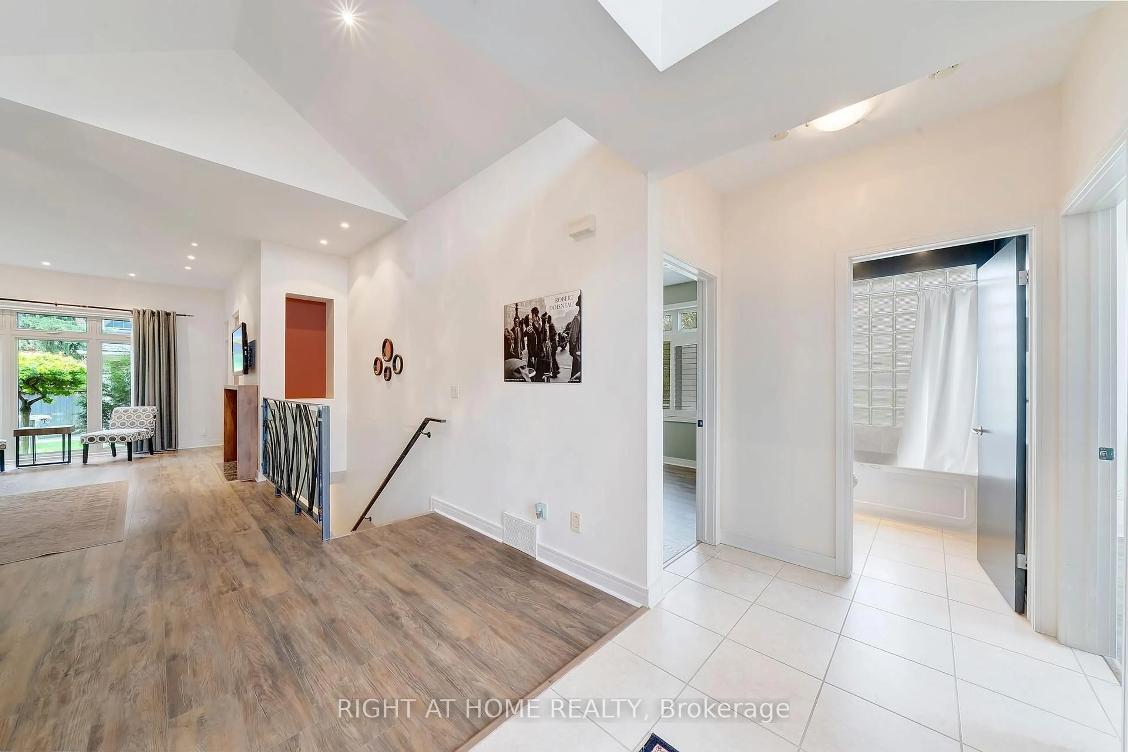 Indoor foyer for 40 Arbour Glen Dr, St. Catharines Ontario L2W 1C6