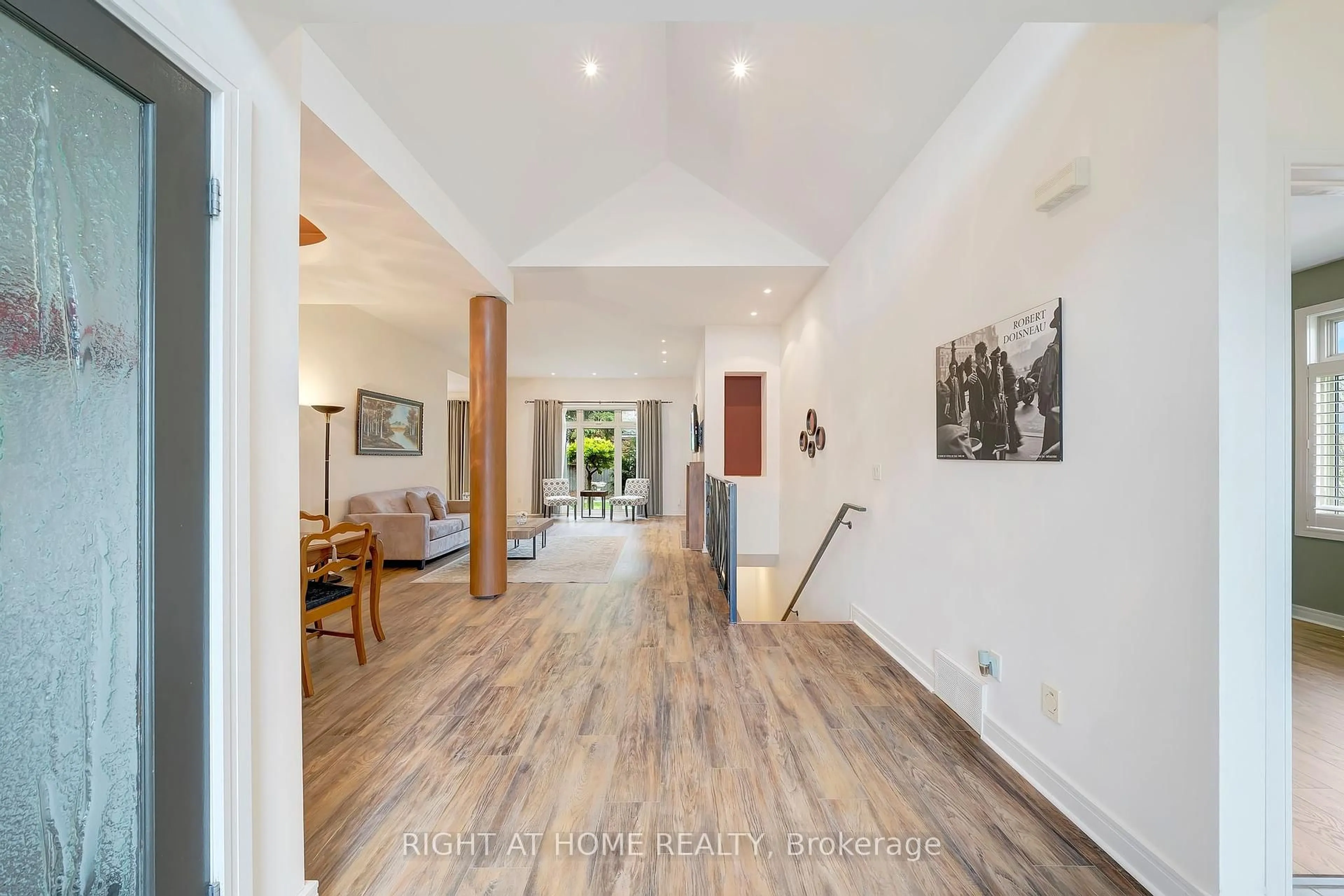 Indoor entryway for 40 Arbour Glen Dr, St. Catharines Ontario L2W 1C6