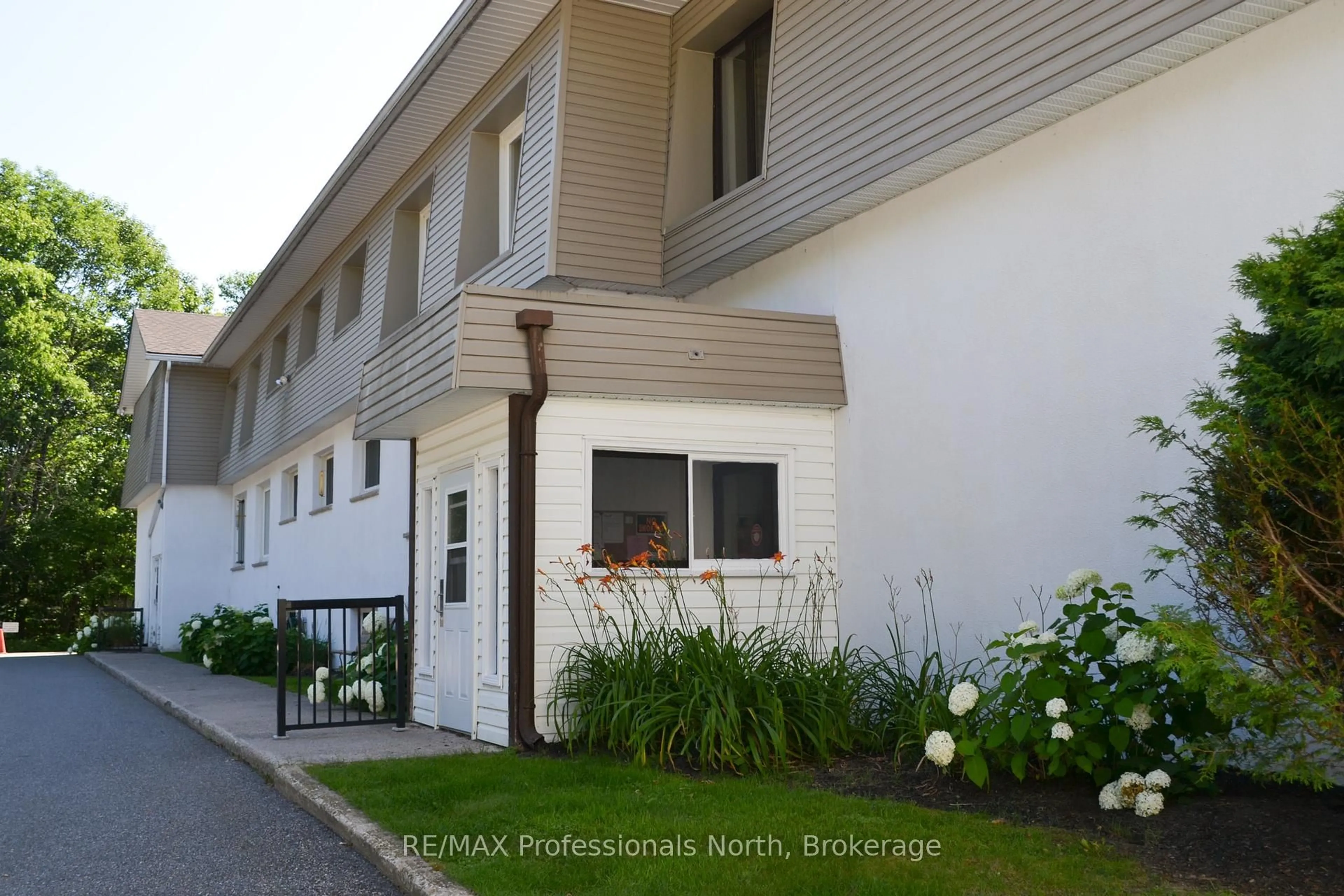 Patio, street for 26 HERMAN Ave #22, Huntsville Ontario P1H 1J6