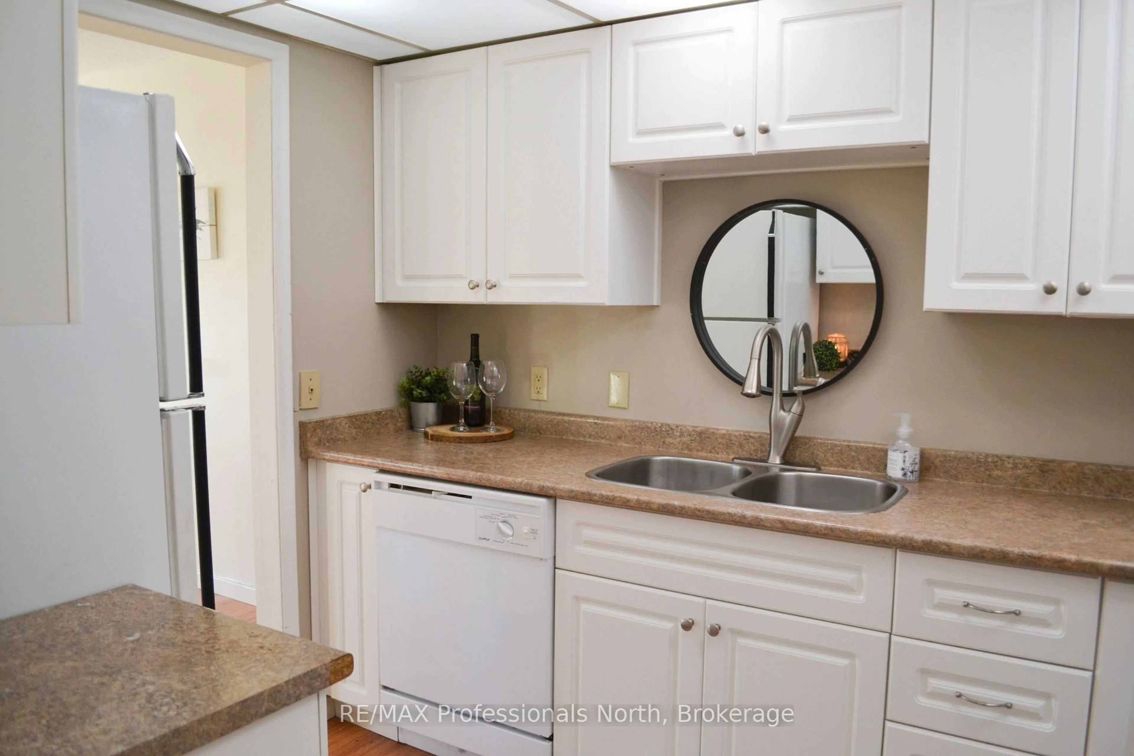 Standard kitchen, ceramic/tile floor for 26 HERMAN Ave #22, Huntsville Ontario P1H 1J6